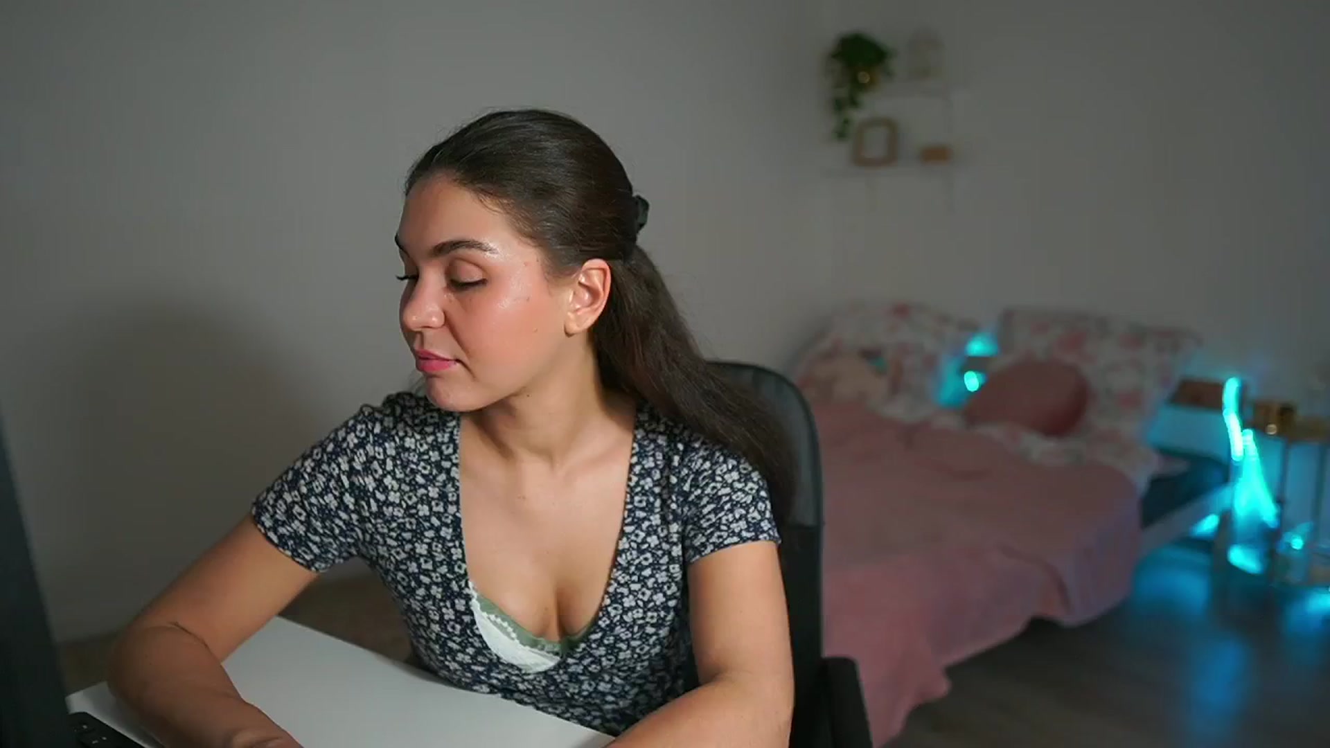 Gallery image thumbnail from Giggly_gianni's myfreecams stream on, 10/28/2024, 15:19 image 6 of 20