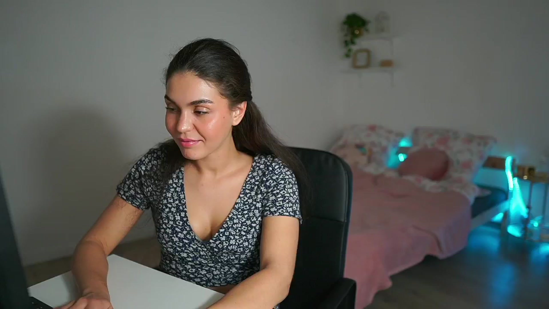 Gallery image thumbnail from Giggly_gianni's myfreecams stream on, 10/28/2024, 16:16 image 6 of 20