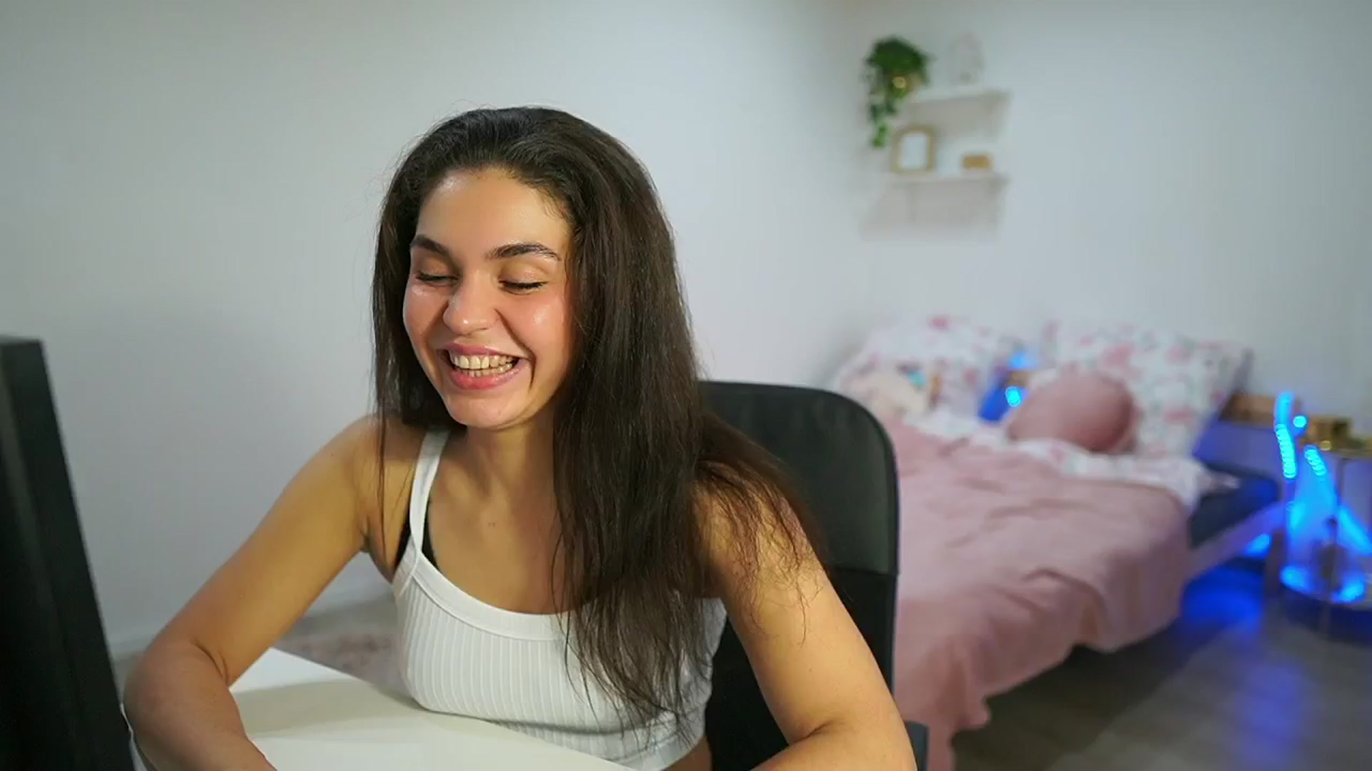 Gallery image thumbnail from Giggly_gianni's myfreecams stream on, 10/29/2024, 16:04 image 6 of 20