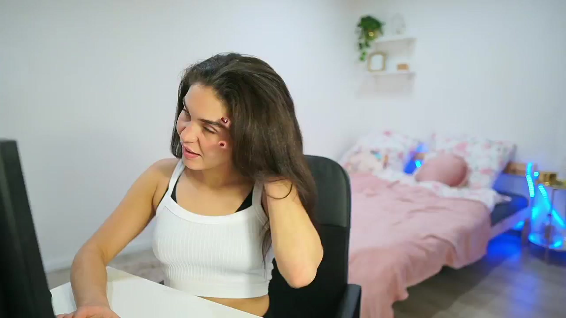 Gallery image thumbnail from Giggly_gianni's myfreecams stream on, 10/29/2024, 16:22 image 19 of 20