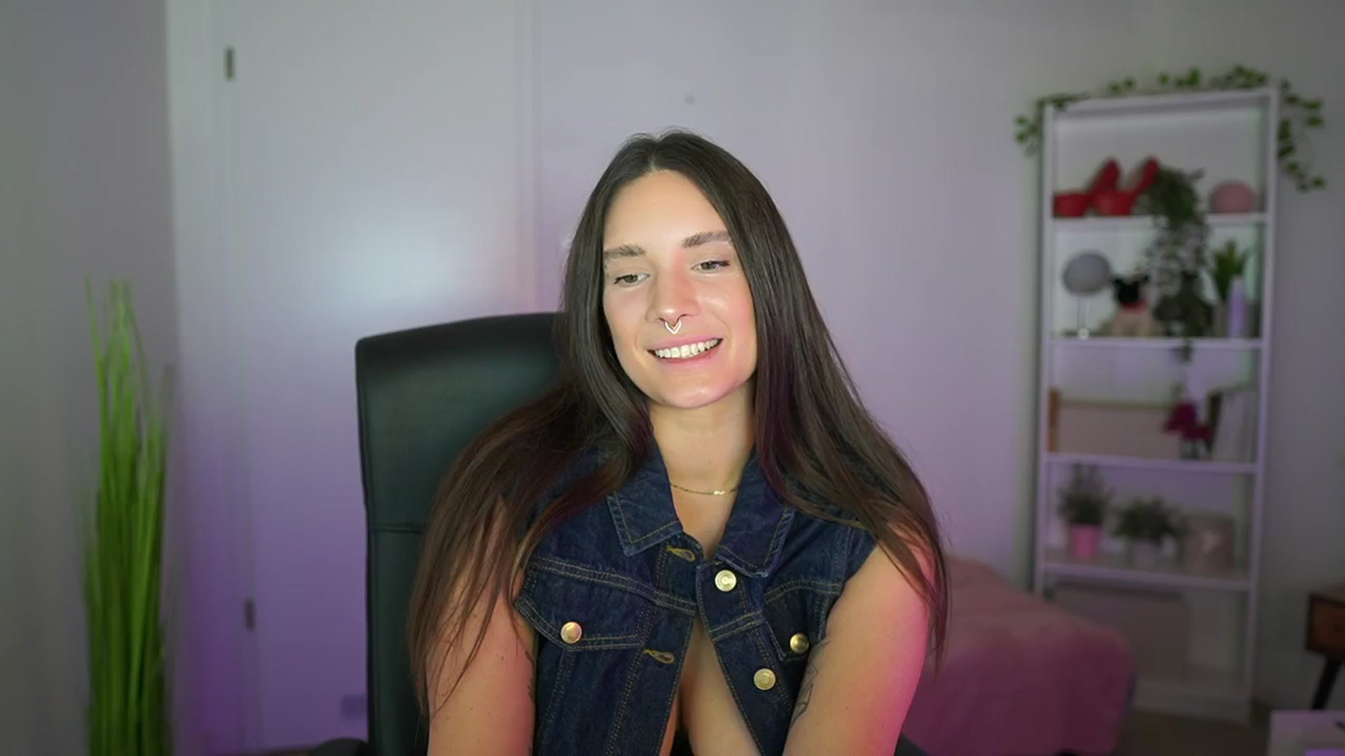 Gallery image thumbnail from Gina__cali's myfreecams stream on, 10/31/2025, 12:39 image 4 of 20