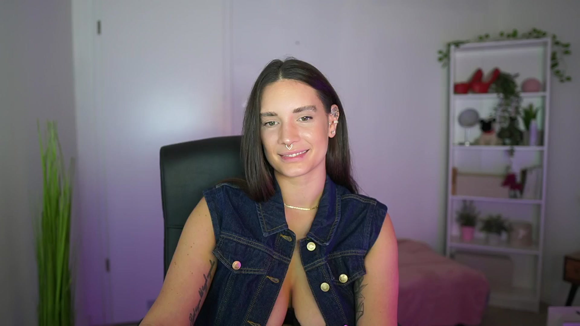 Gallery image thumbnail from Gina__cali's myfreecams stream on, 10/31/2025, 12:39 image 1 of 20
