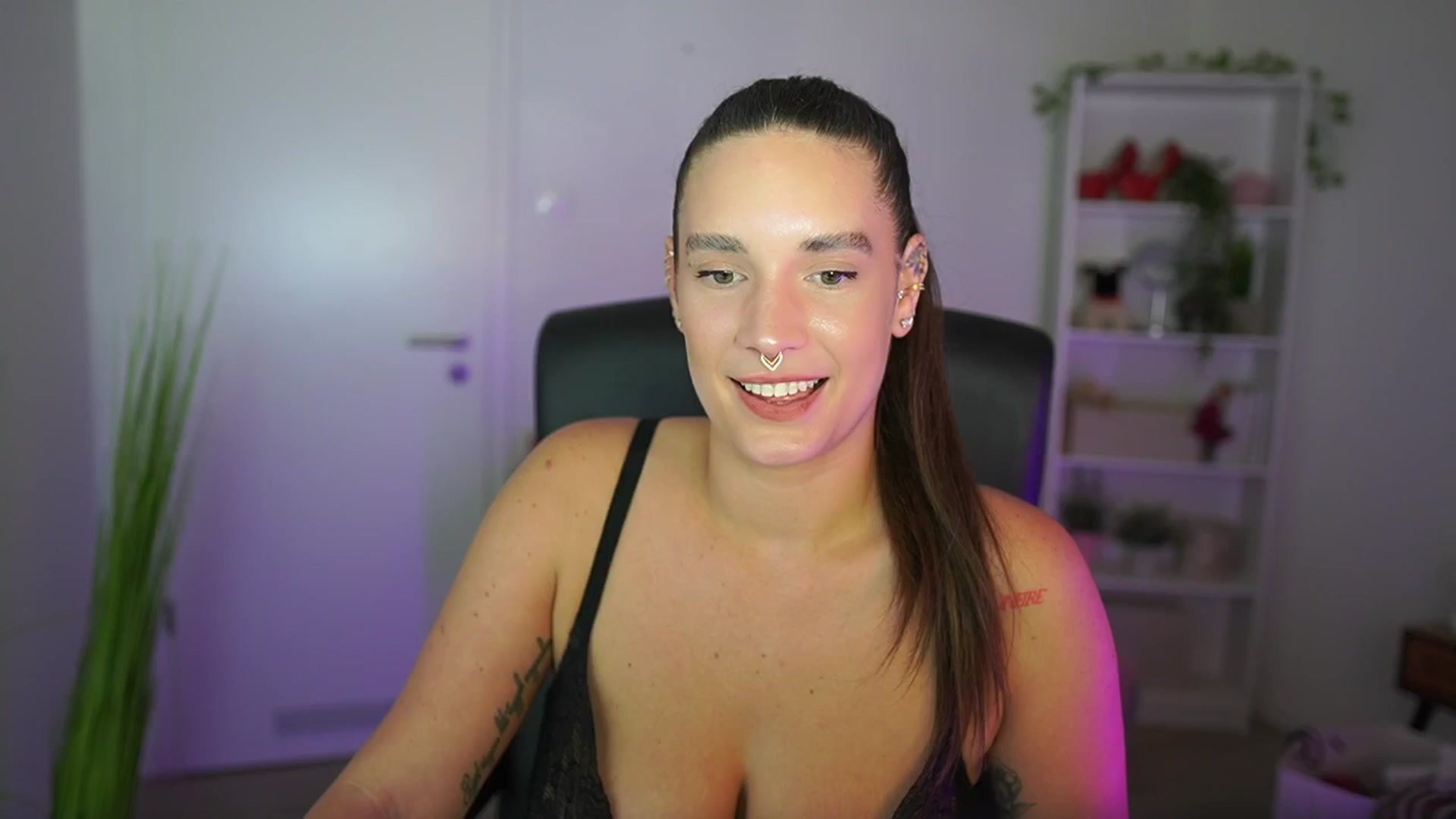 Gallery image thumbnail from Gina__cali's myfreecams stream on, 11/03/2025, 18:51 image 5 of 20