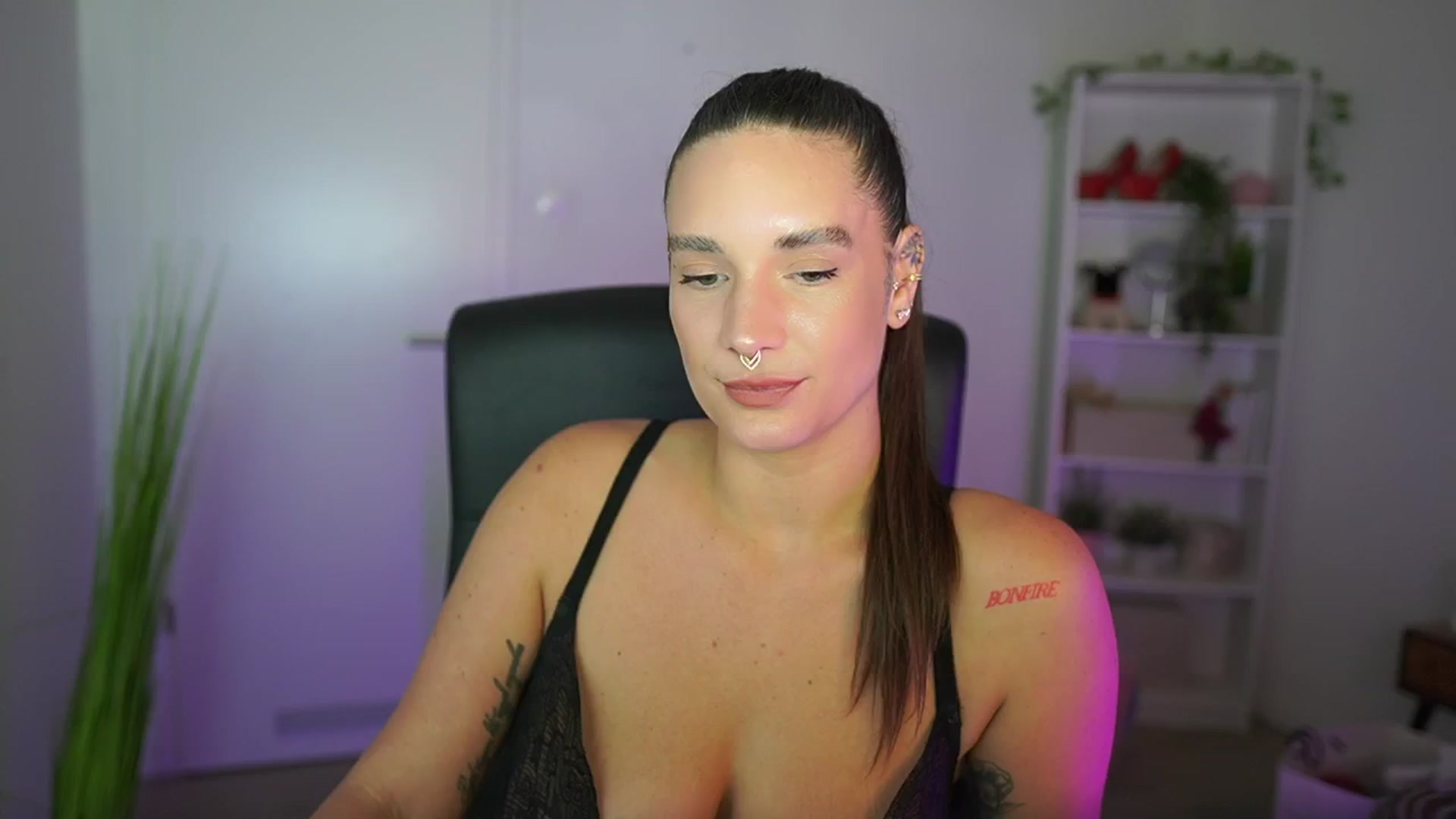 Gallery image thumbnail from Gina__cali's myfreecams stream on, 11/03/2025, 18:51 image 13 of 20