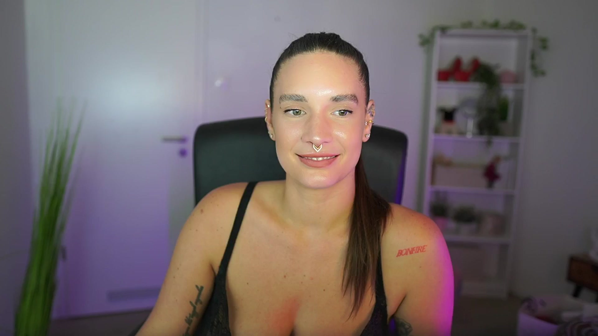 Gallery image thumbnail from Gina__cali's myfreecams stream on, 11/03/2025, 18:51 image 14 of 20