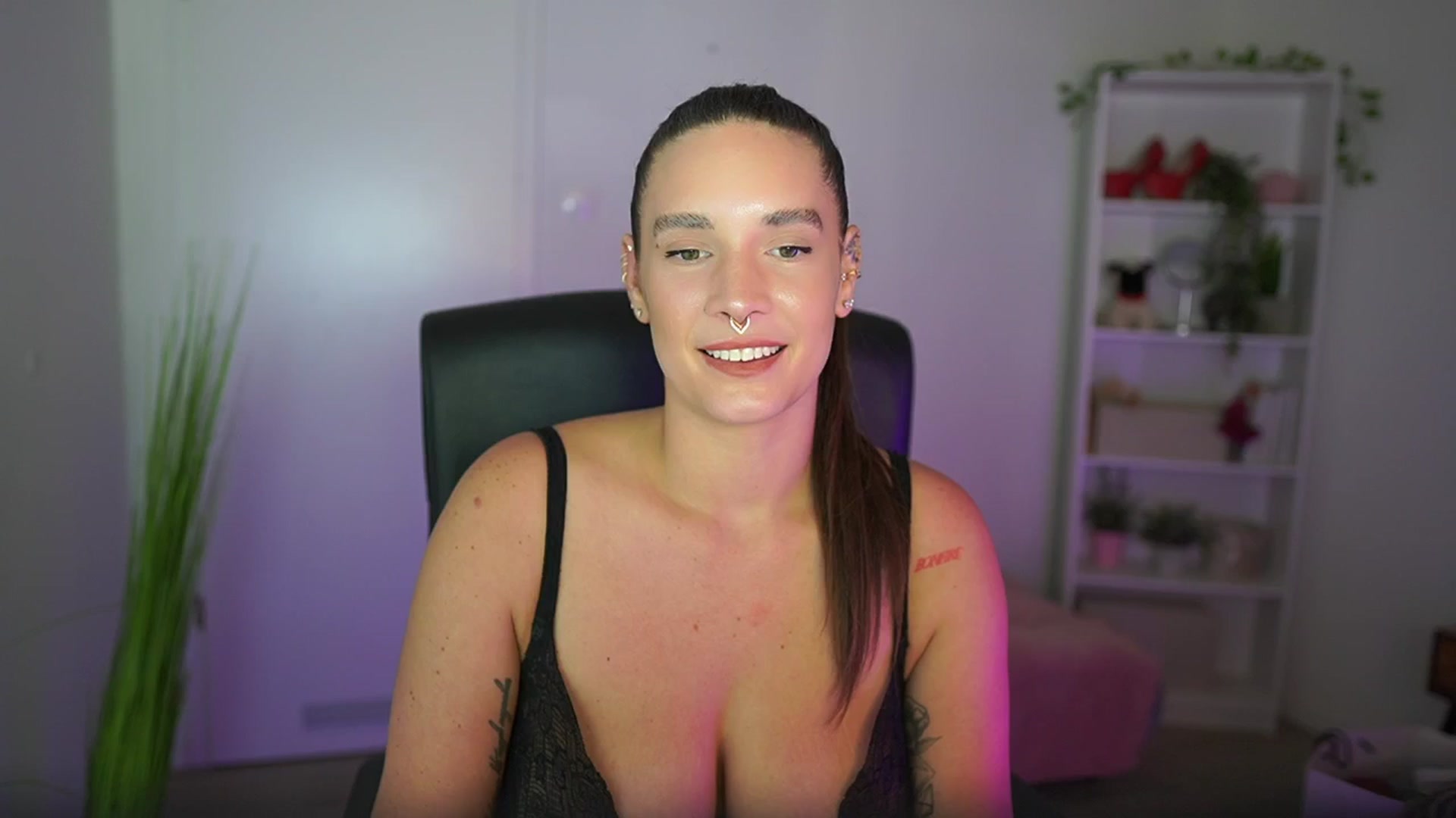 Gallery image thumbnail from Gina__cali's myfreecams stream on, 11/03/2025, 18:51 image 17 of 20