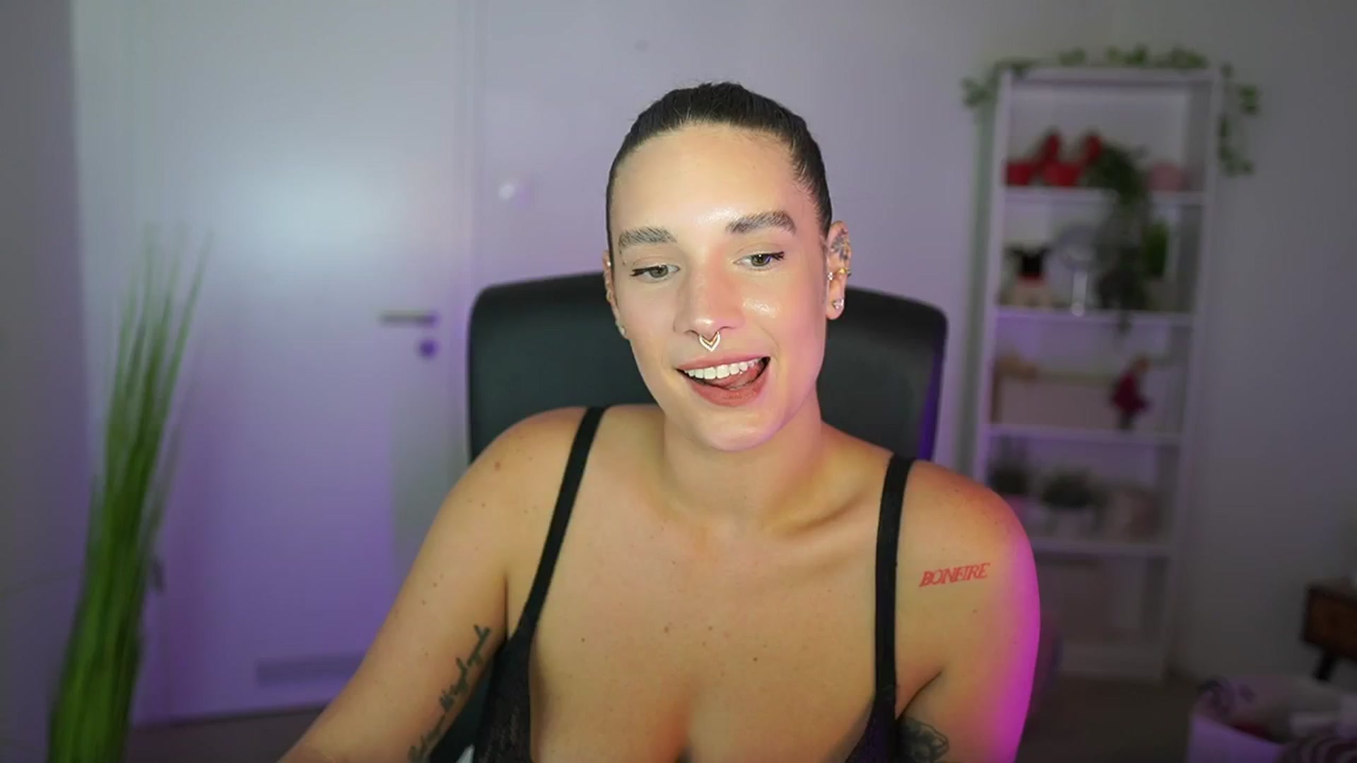 Gallery image thumbnail from Gina__cali's myfreecams stream on, 11/03/2025, 18:51 image 2 of 20