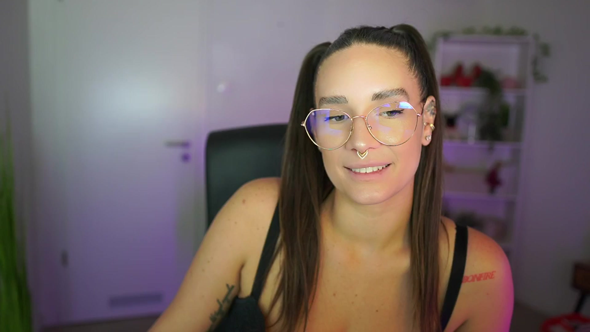 Gallery image thumbnail from Gina__cali's myfreecams stream on, 11/04/2025, 10:57 image 19 of 20