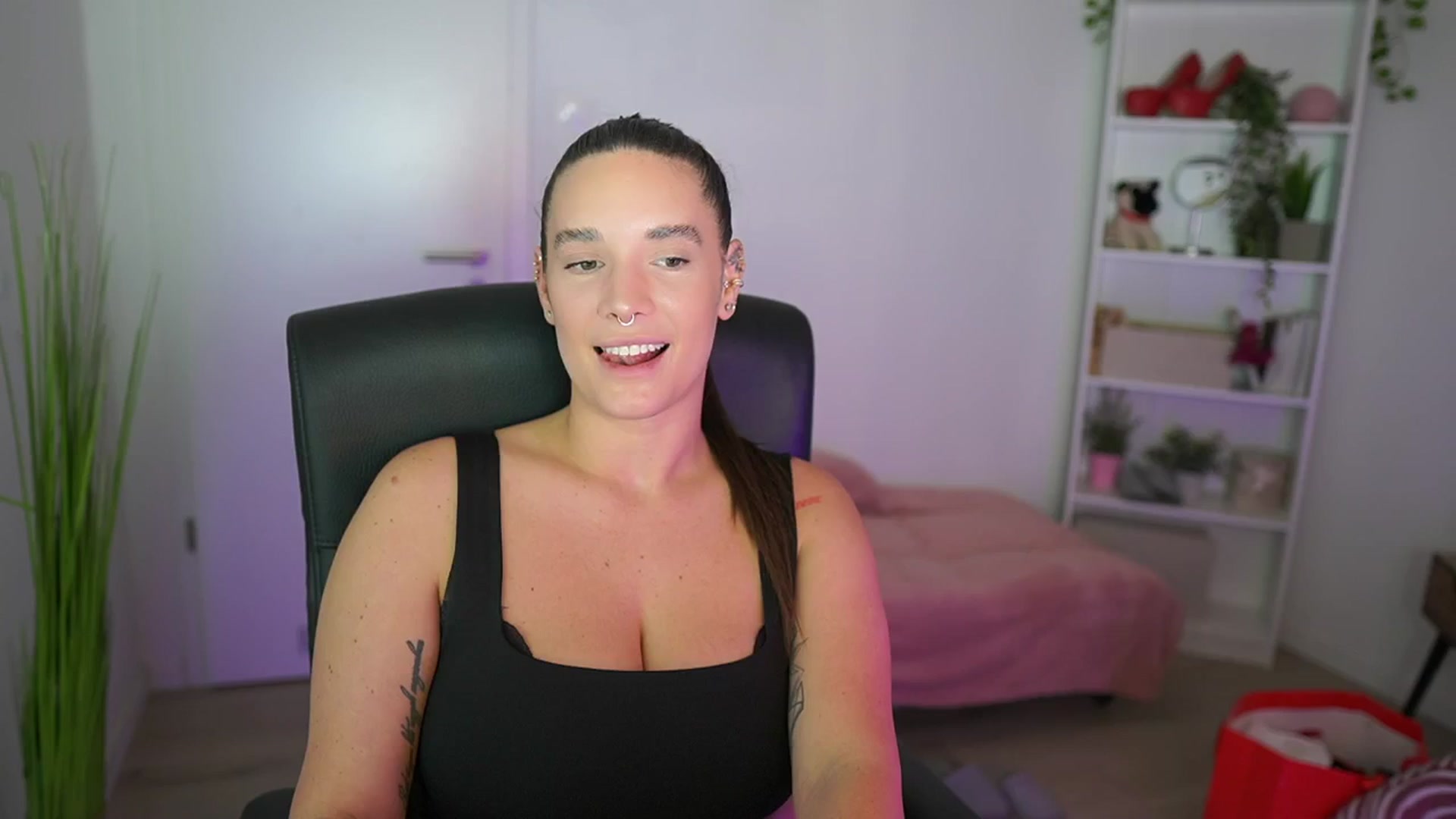 Gallery image thumbnail from Gina__cali's myfreecams stream on, 11/26/2025, 18:50 image 1 of 20