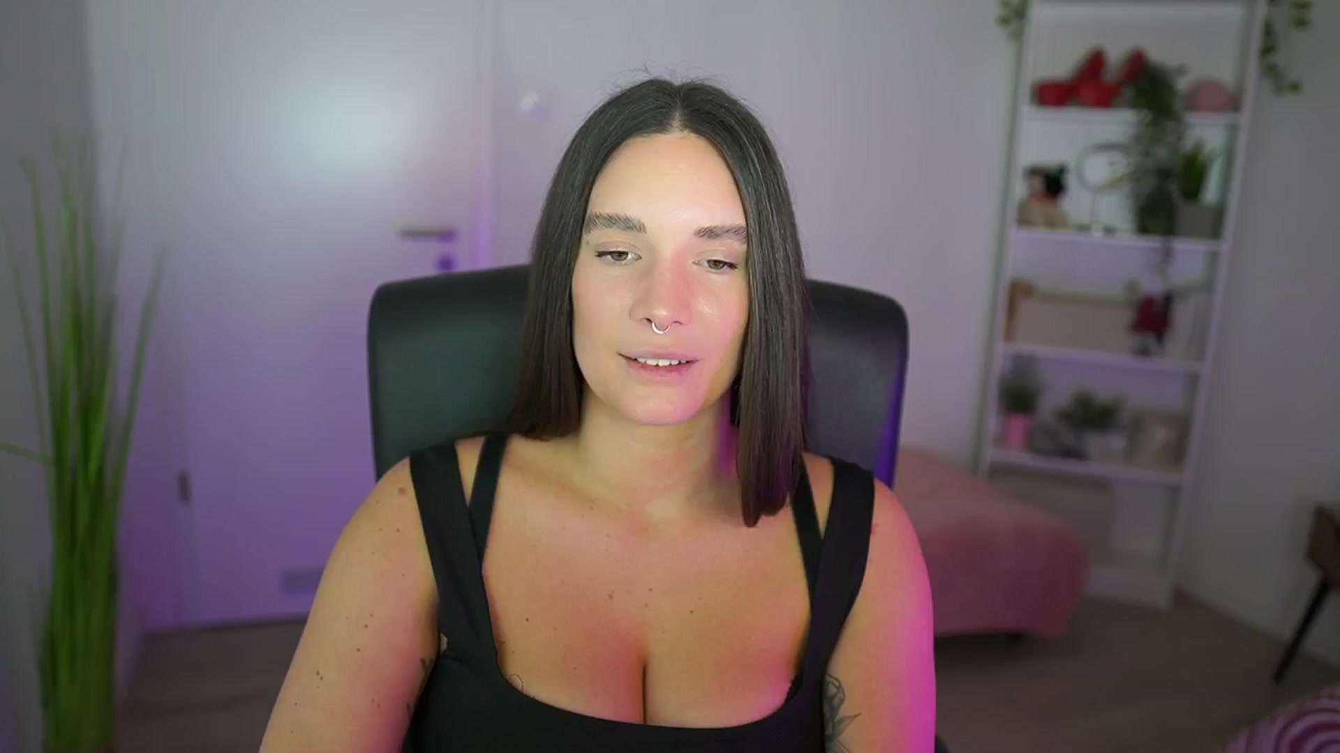 Gallery image thumbnail from Gina__cali's myfreecams stream on, 11/27/2025, 16:26 image 14 of 20