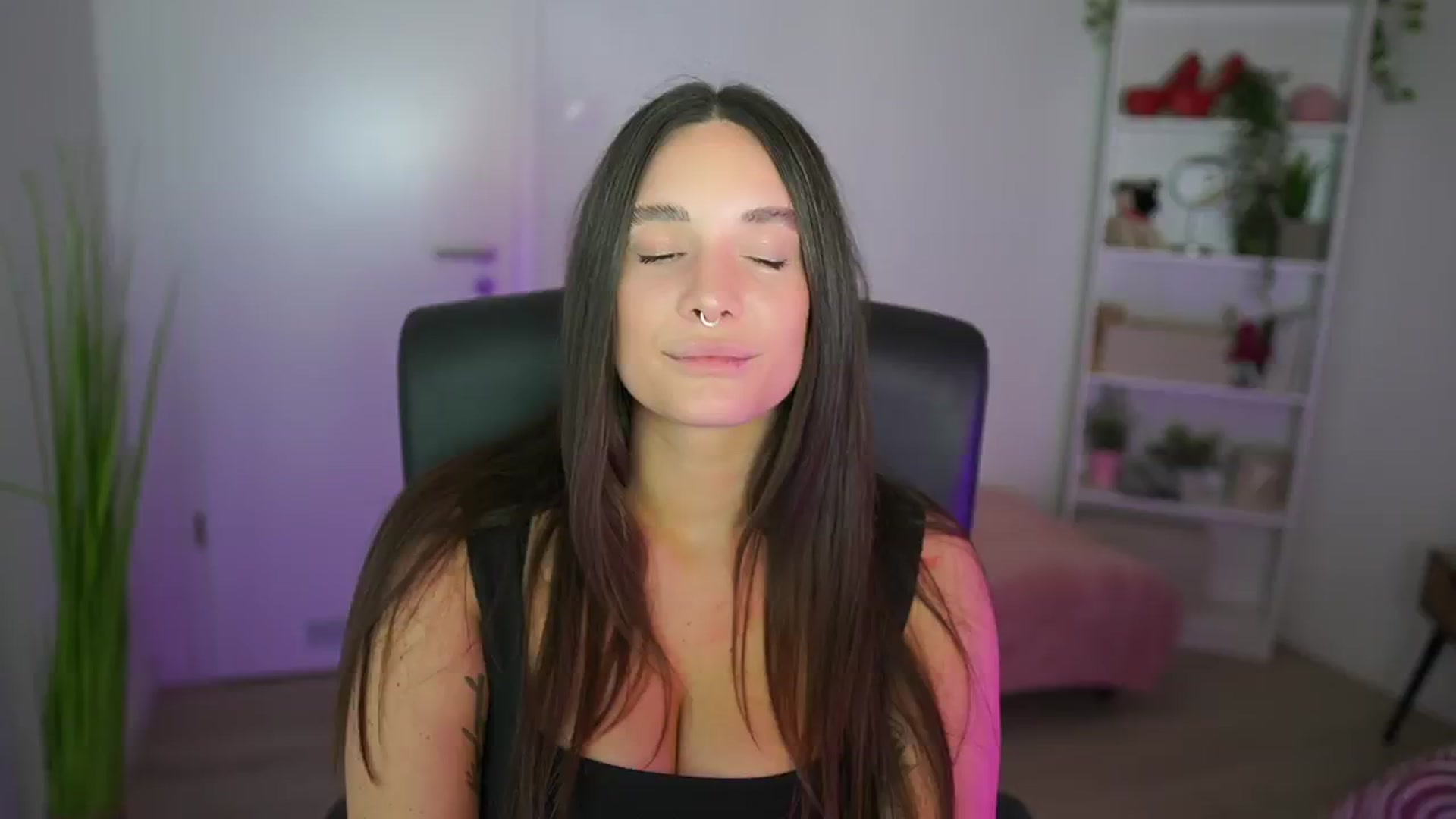 Gallery image thumbnail from Gina__cali's myfreecams stream on, 11/27/2025, 16:26 image 15 of 20