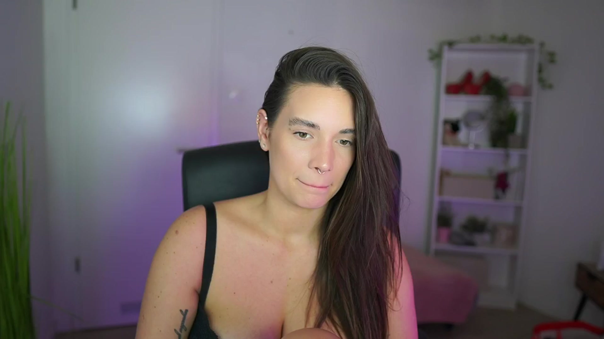 Gallery image thumbnail from Gina__cali's myfreecams stream on, 11/30/2025, 16:36 image 14 of 20