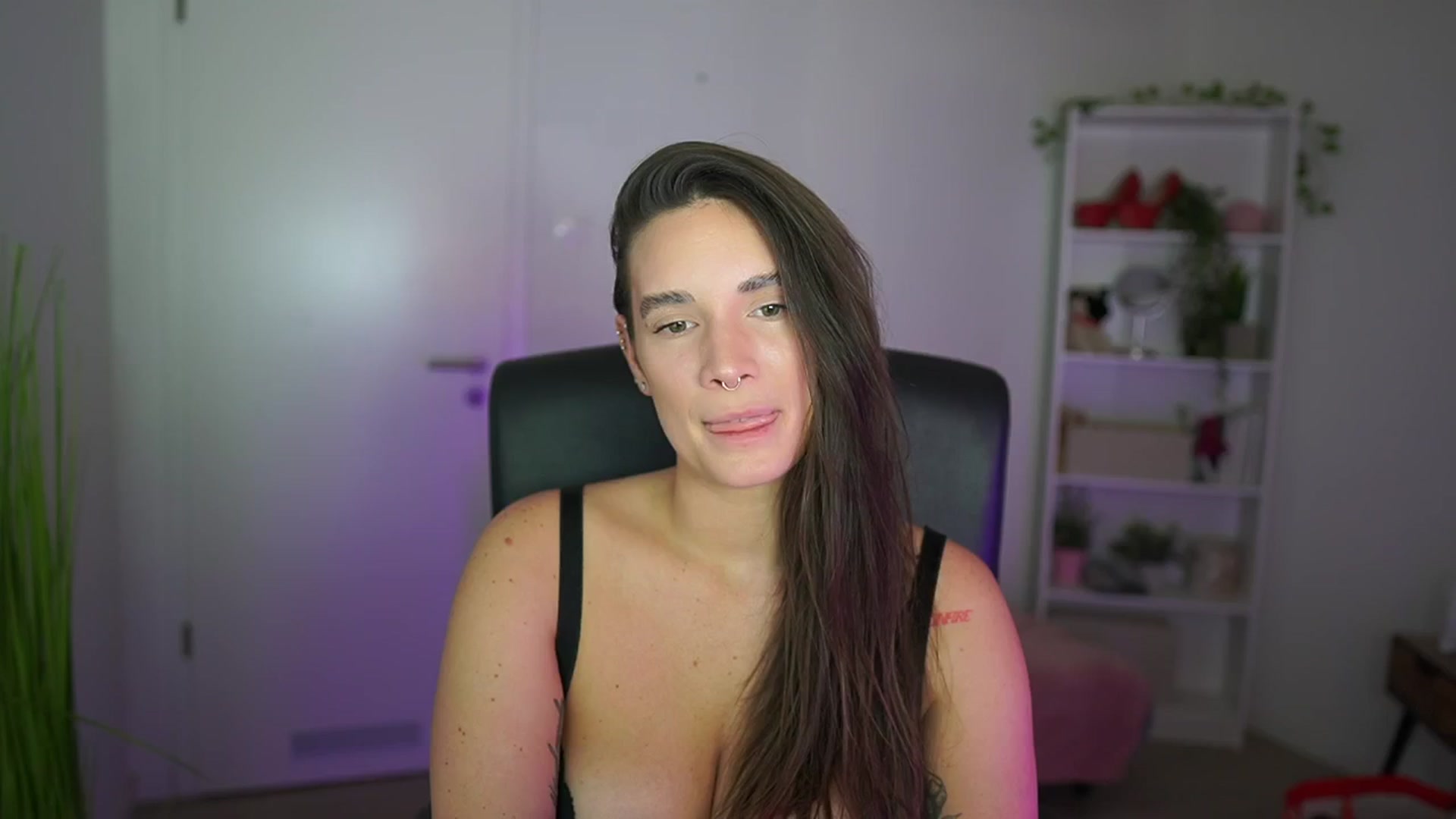 Gallery image thumbnail from Gina__cali's myfreecams stream on, 11/30/2025, 19:00 image 9 of 20