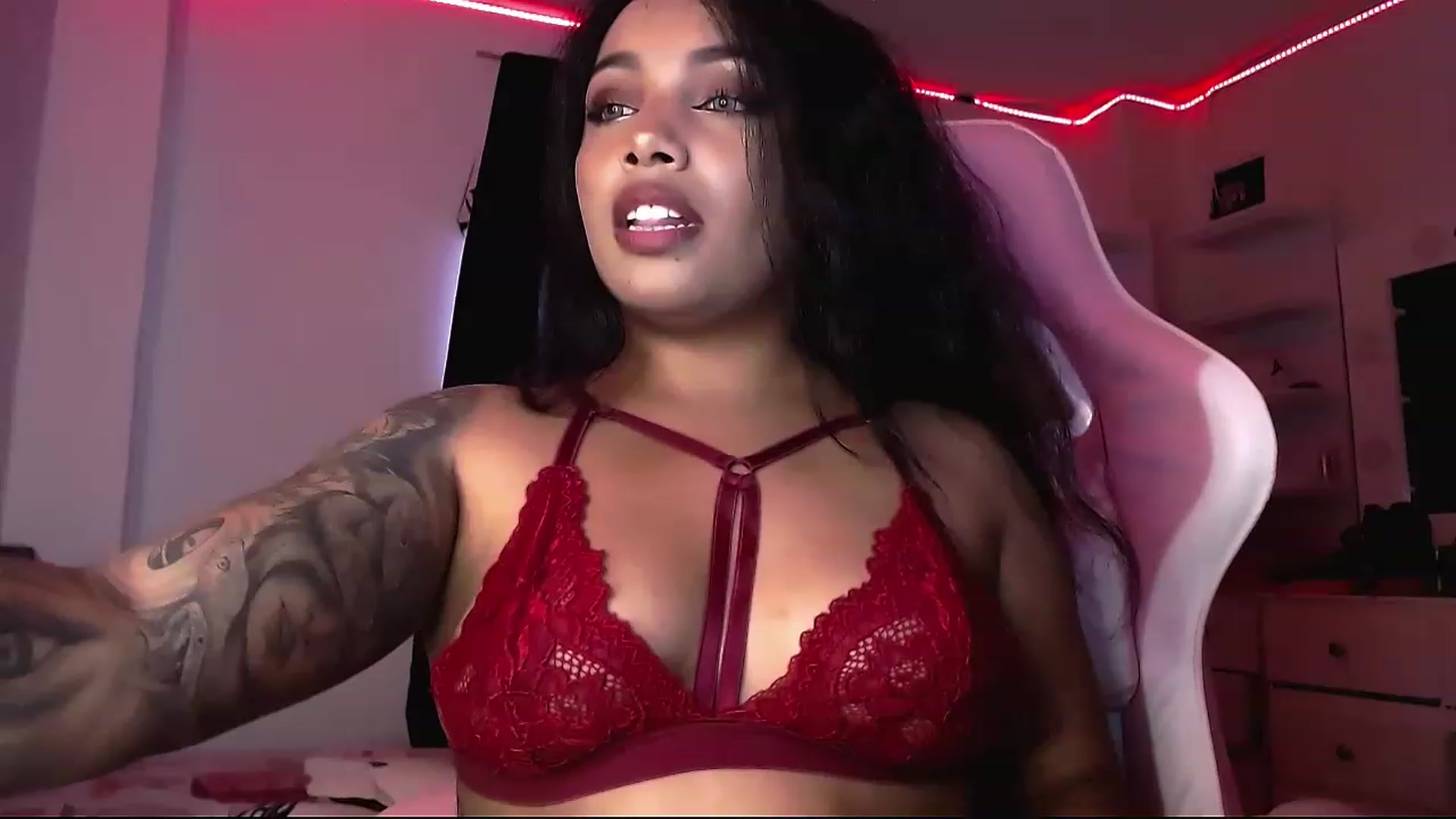 Gallery image thumbnail from Ginadimples's myfreecams stream on, 11/22/2022, 21:12 image 6 of 20