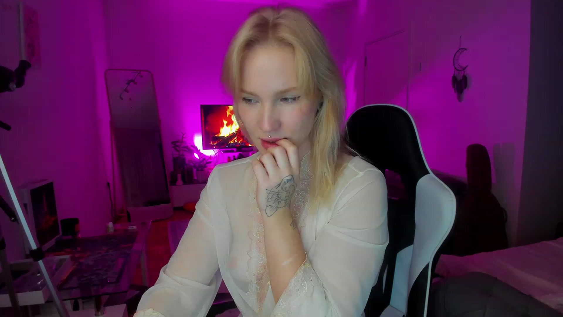 Gallery image thumbnail from GingerVi's myfreecams stream on, 02/13/2024, 02:35 image 11 of 20