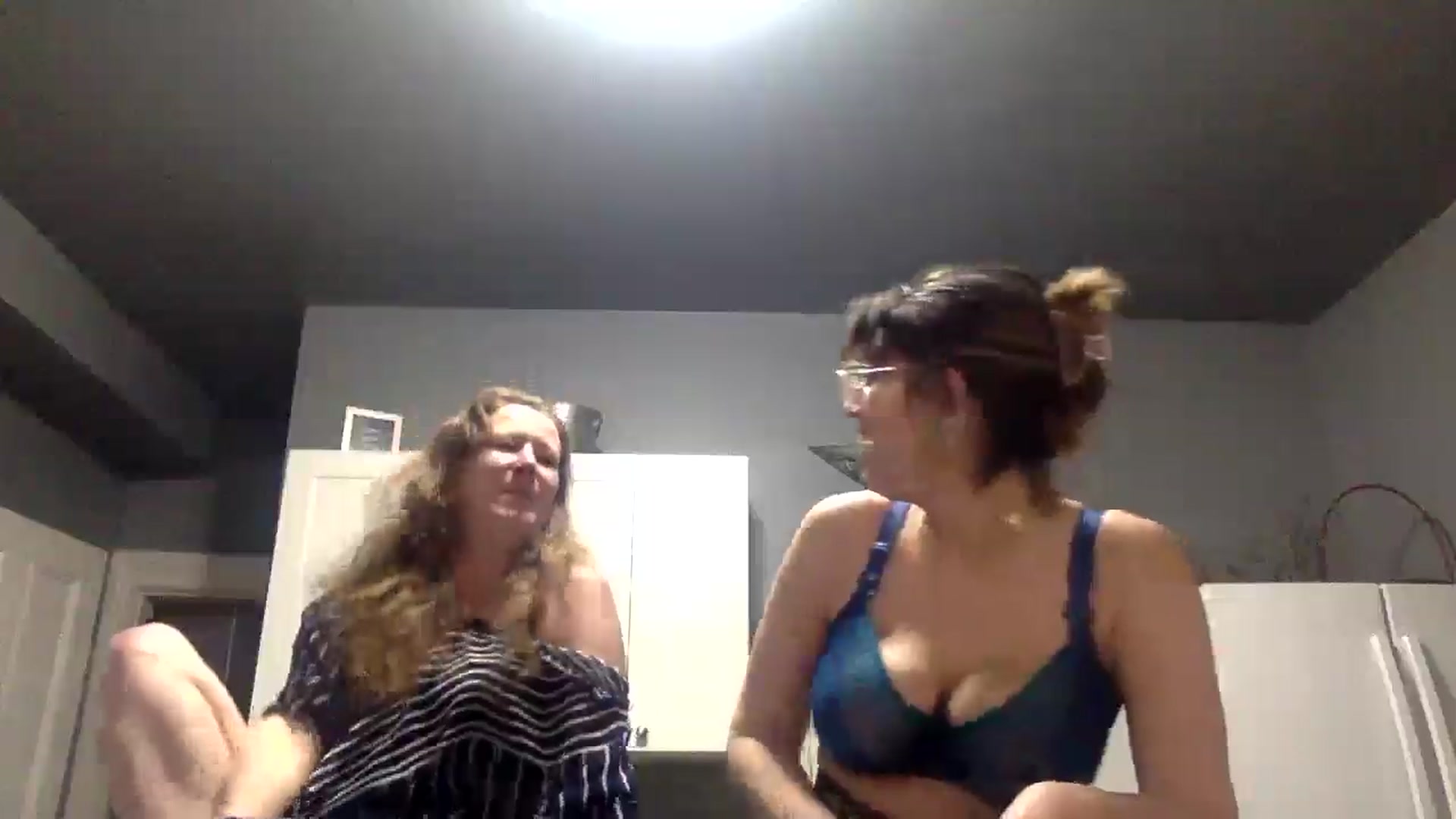 Gallery image thumbnail from Ginger_Love's myfreecams stream on, 05/01/2026, 24:02 image 15 of 20