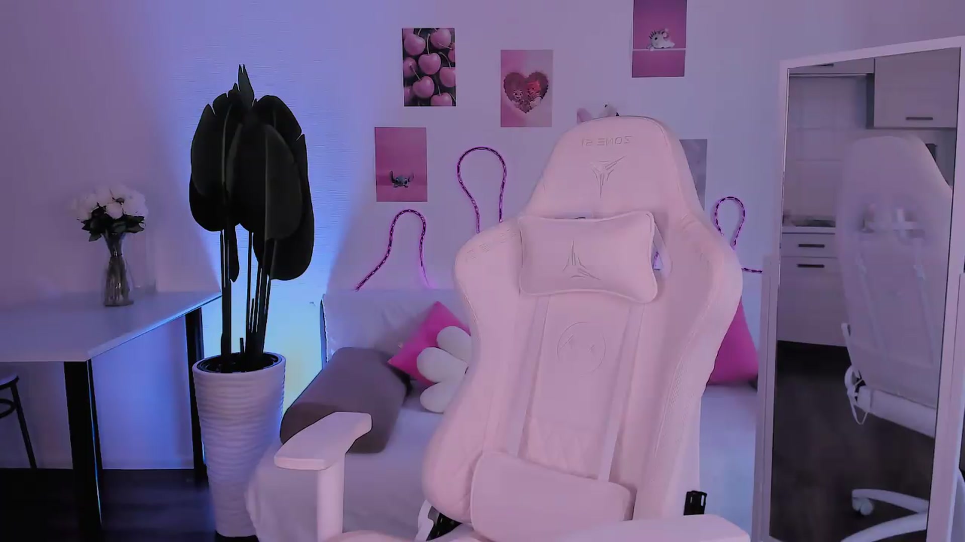Gallery image thumbnail from Ginnypeach's myfreecams stream on, 07/15/2026, 10:44 image 20 of 20