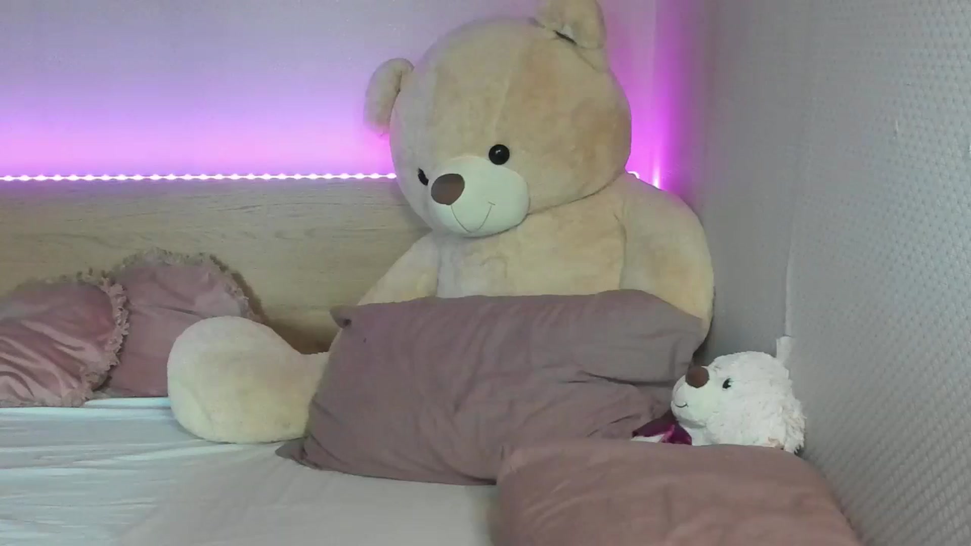 Gallery image thumbnail from GirlNextDoor's myfreecams stream on, 01/19/2024, 13:40 image 5 of 20