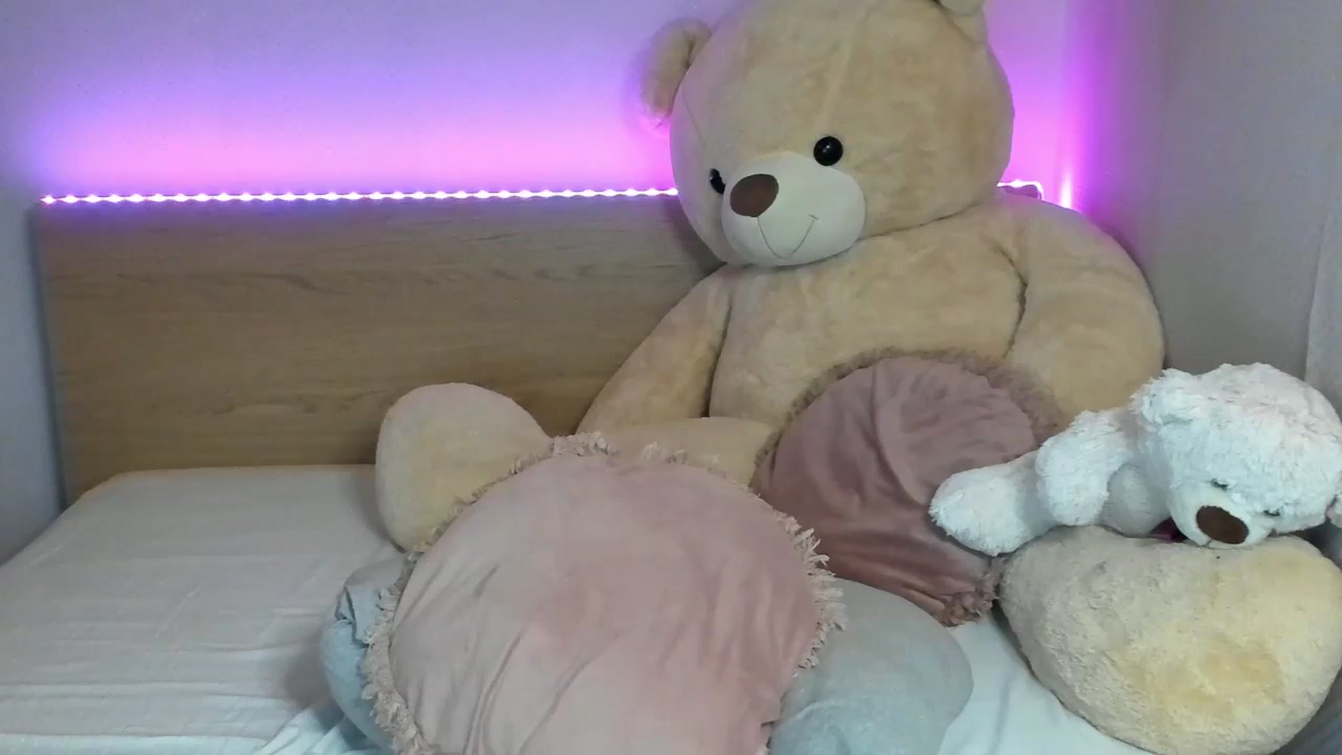 Gallery image thumbnail from GirlNextDoor's myfreecams stream on, 01/25/2024, 13:42 image 17 of 20