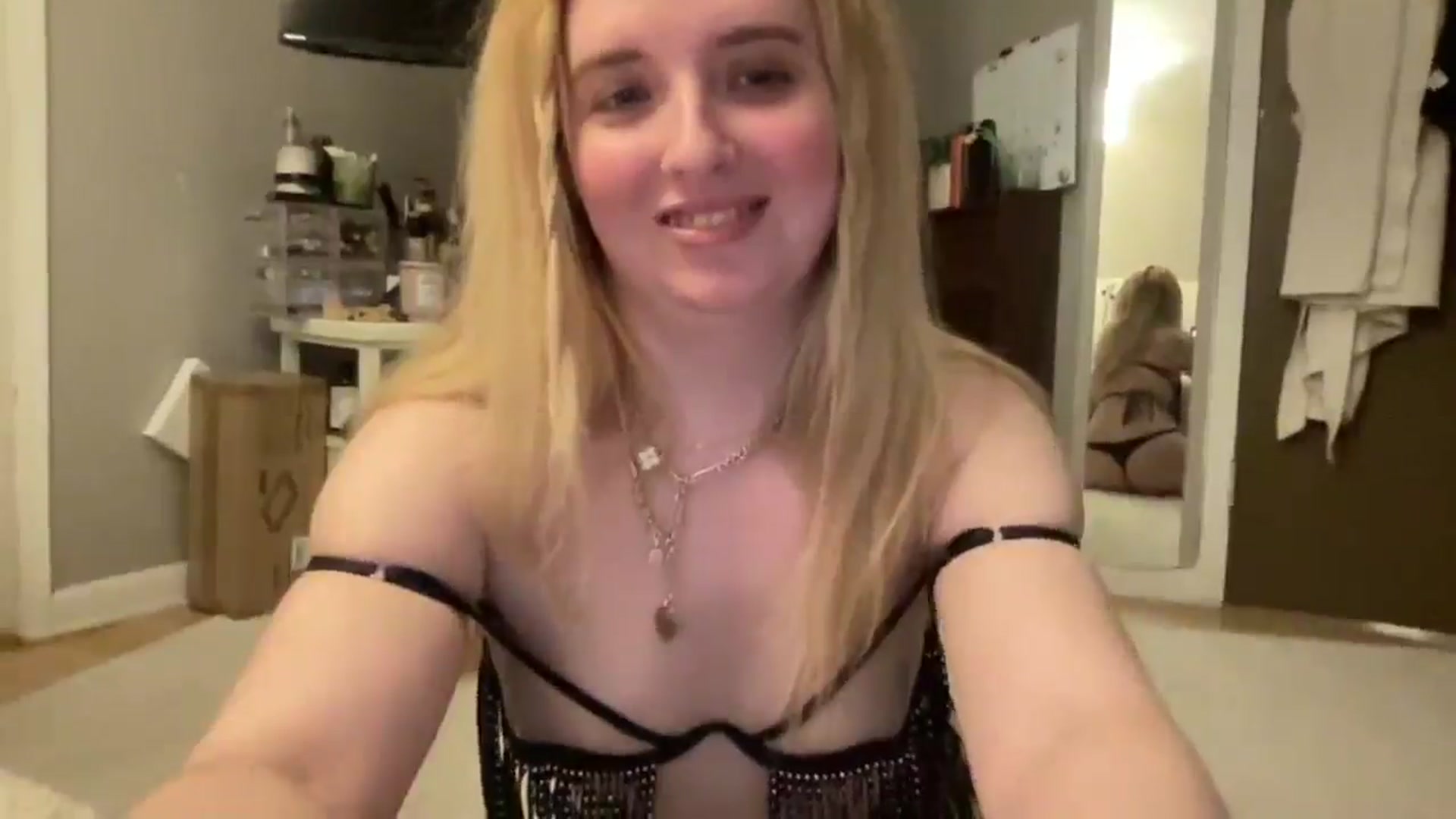 Gallery image thumbnail from GirlNxtDo0r's myfreecams stream on, 03/04/2025, 05:30 image 13 of 20