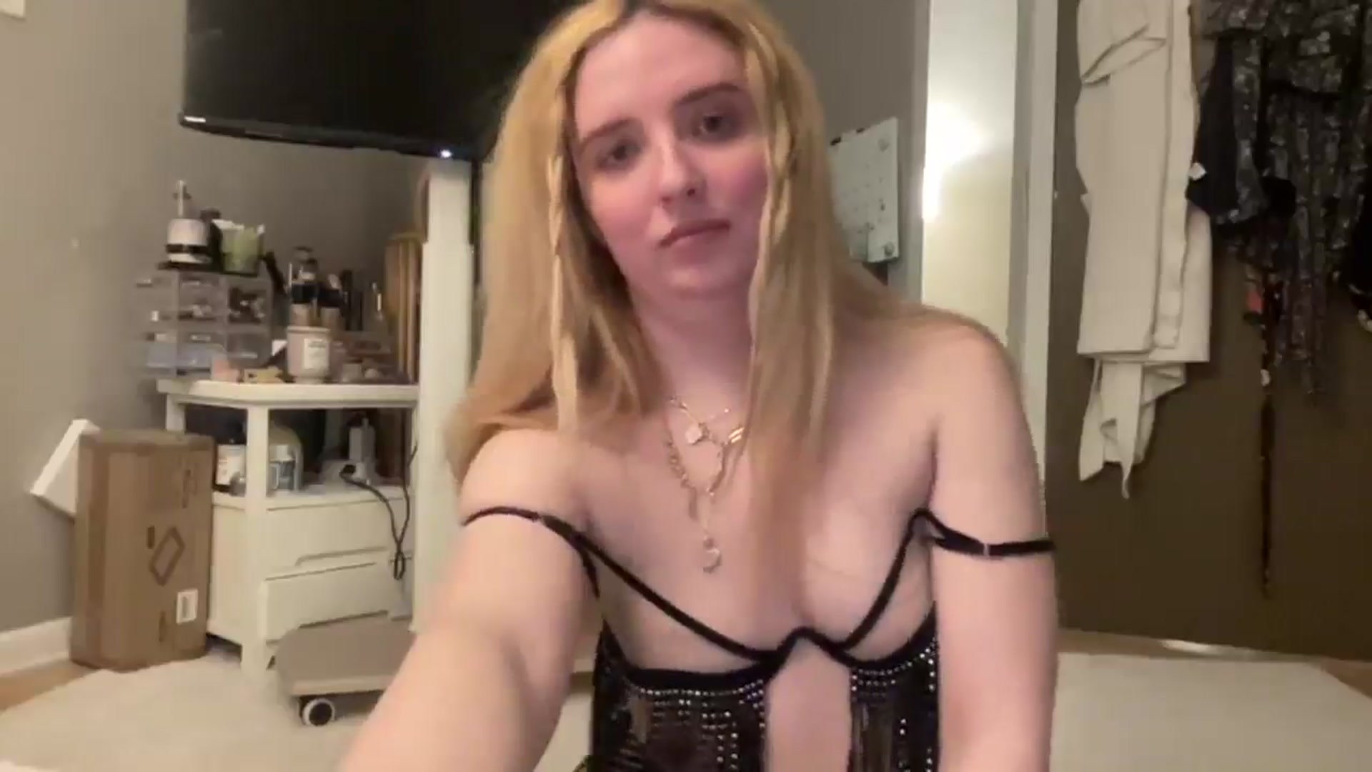 Gallery image thumbnail from GirlNxtDo0r's myfreecams stream on, 03/04/2025, 05:30 image 12 of 20