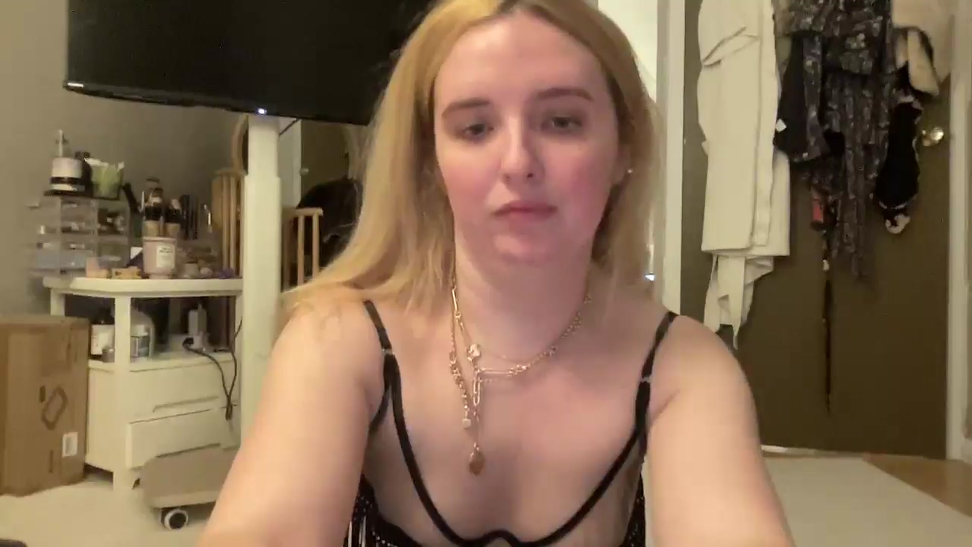 Gallery image thumbnail from GirlNxtDo0r's myfreecams stream on, 03/04/2025, 05:30 image 5 of 20