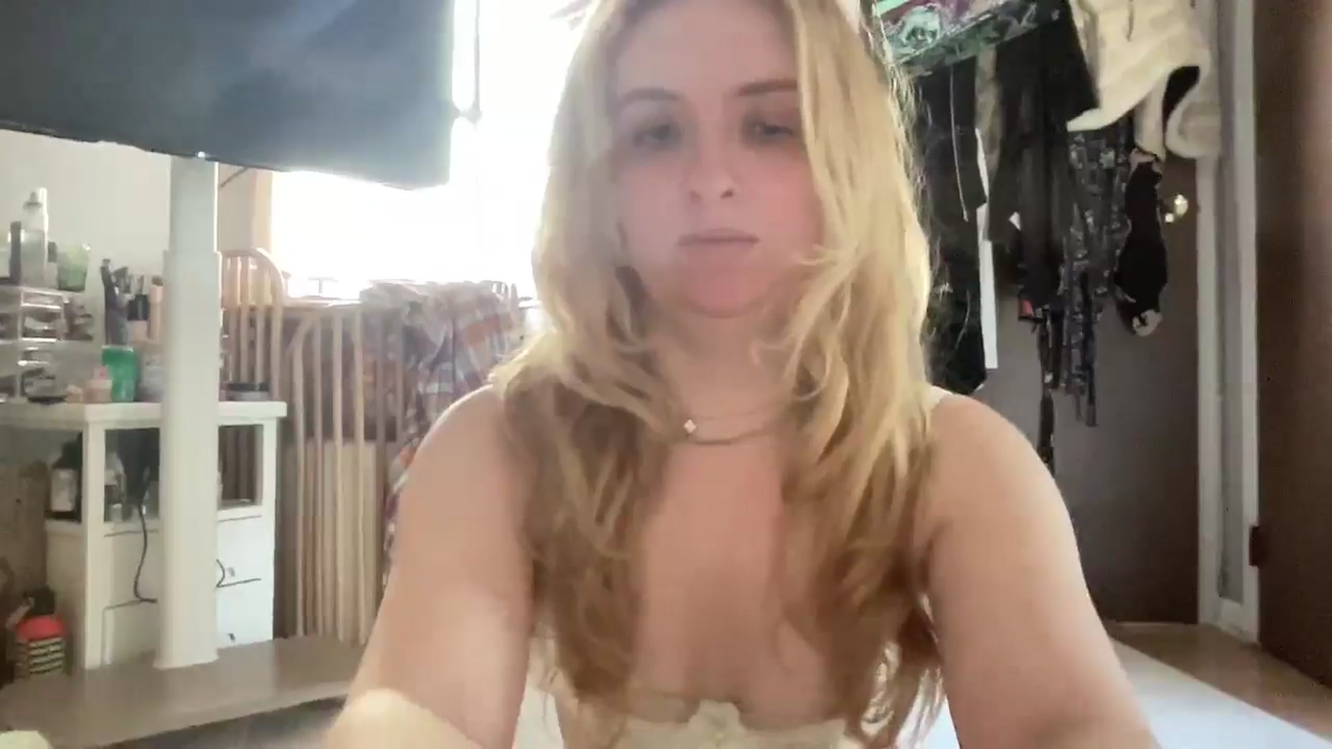 Gallery image thumbnail from GirlNxtDo0r's myfreecams stream on, 04/01/2025, 16:21 image 16 of 20