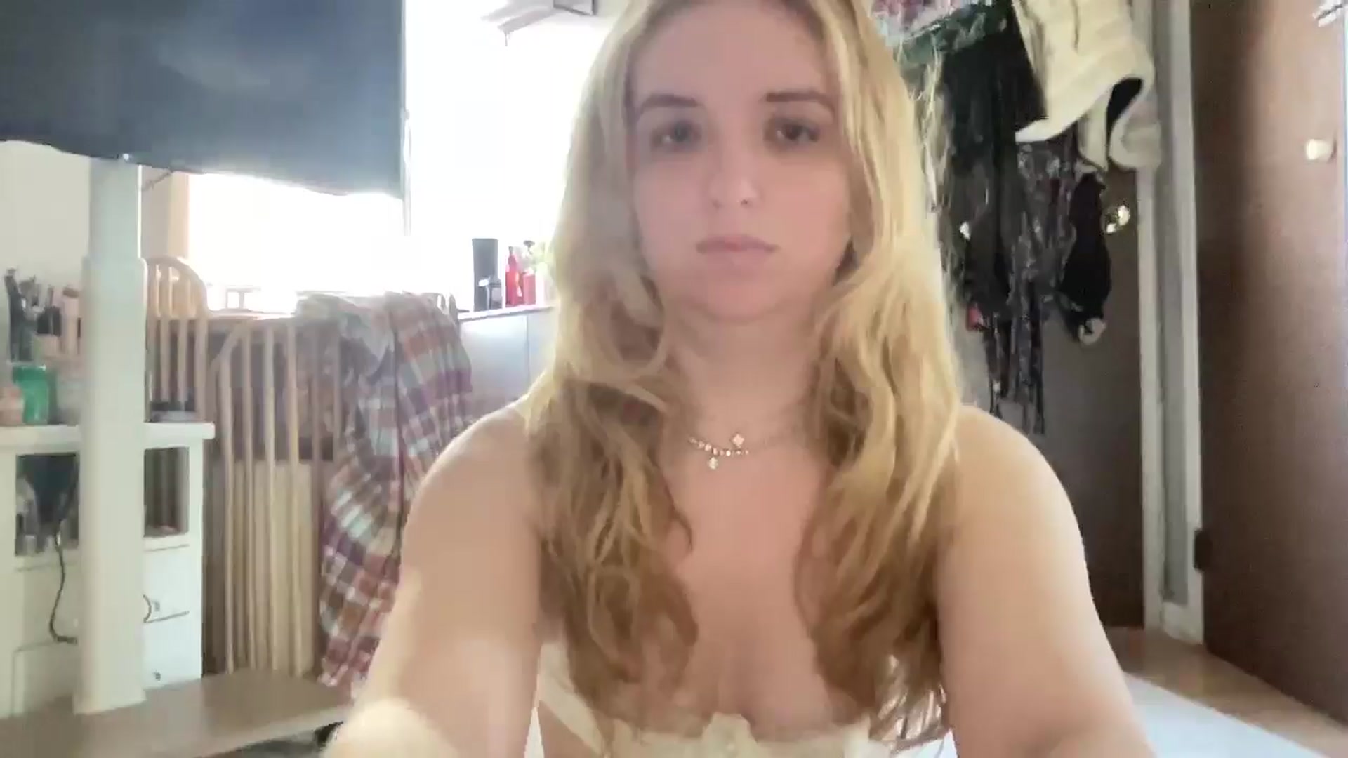 Gallery image thumbnail from GirlNxtDo0r's myfreecams stream on, 04/01/2025, 16:21 image 4 of 20