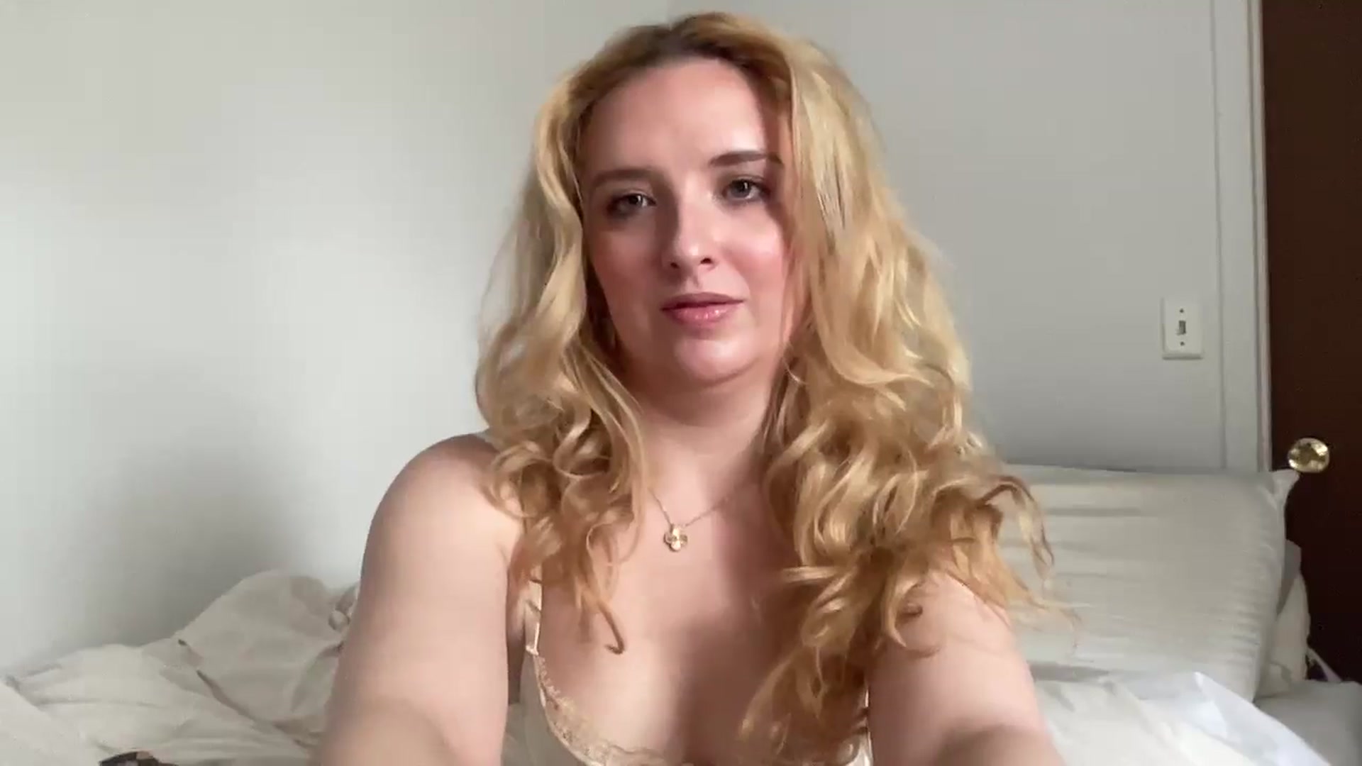 Gallery image thumbnail from GirlNxtDo0r's myfreecams stream on, 04/16/2025, 17:50 image 8 of 20