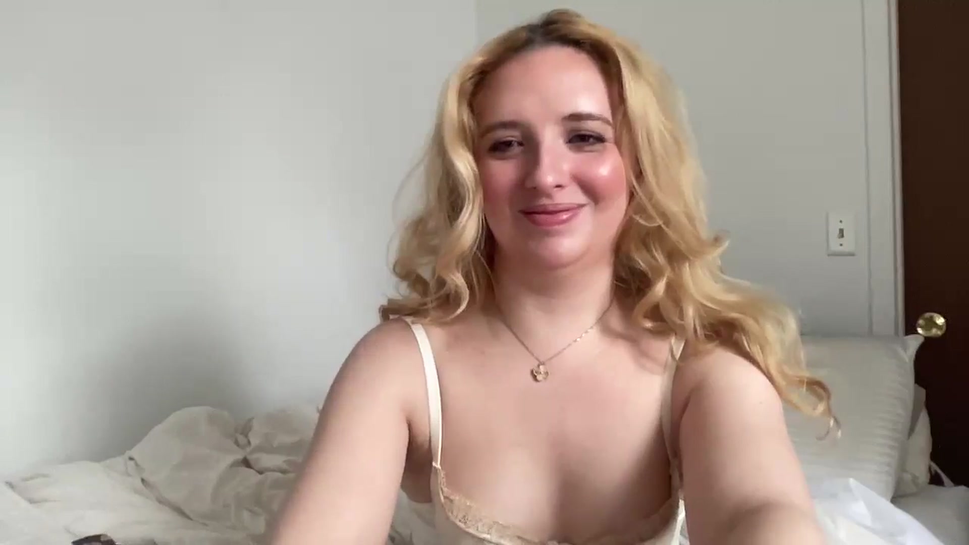Gallery image thumbnail from GirlNxtDo0r's myfreecams stream on, 04/16/2025, 17:50 image 4 of 20