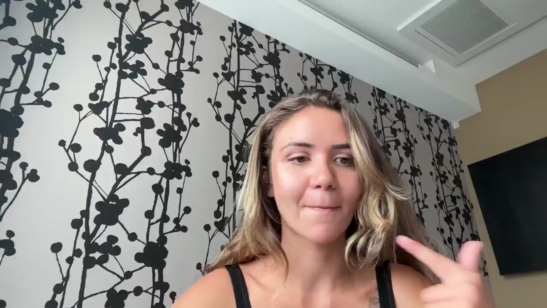Gallery image thumbnail from Girlfromrio's myfreecams stream on, 06/20/2024, 06:46 image 15 of 20