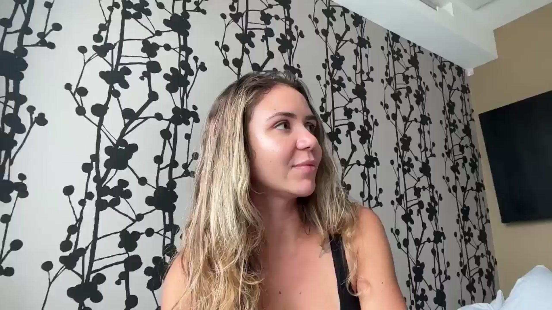 Gallery image thumbnail from Girlfromrio's myfreecams stream on, 06/20/2024, 06:46 image 18 of 20