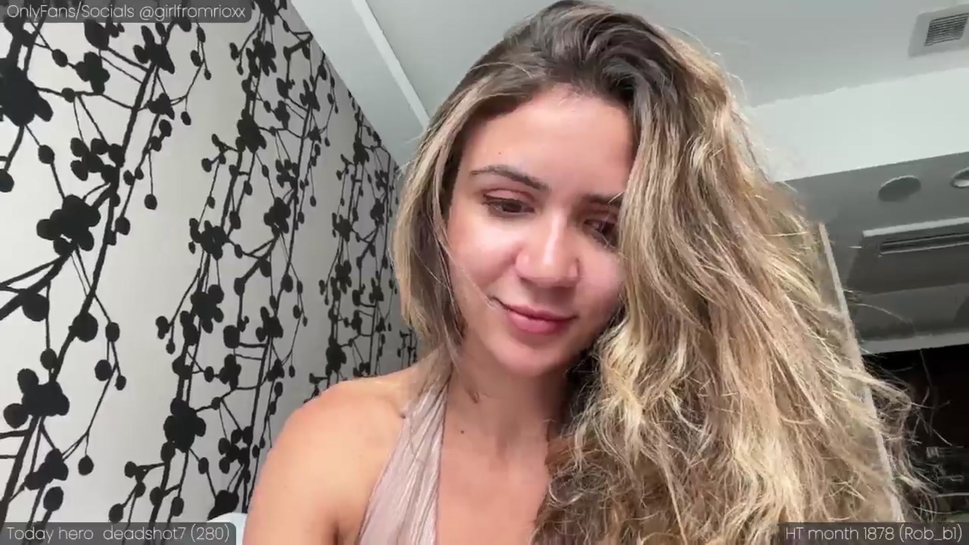 Gallery image thumbnail from Girlfromrio's myfreecams stream on, 06/25/2024, 04:33 image 17 of 20