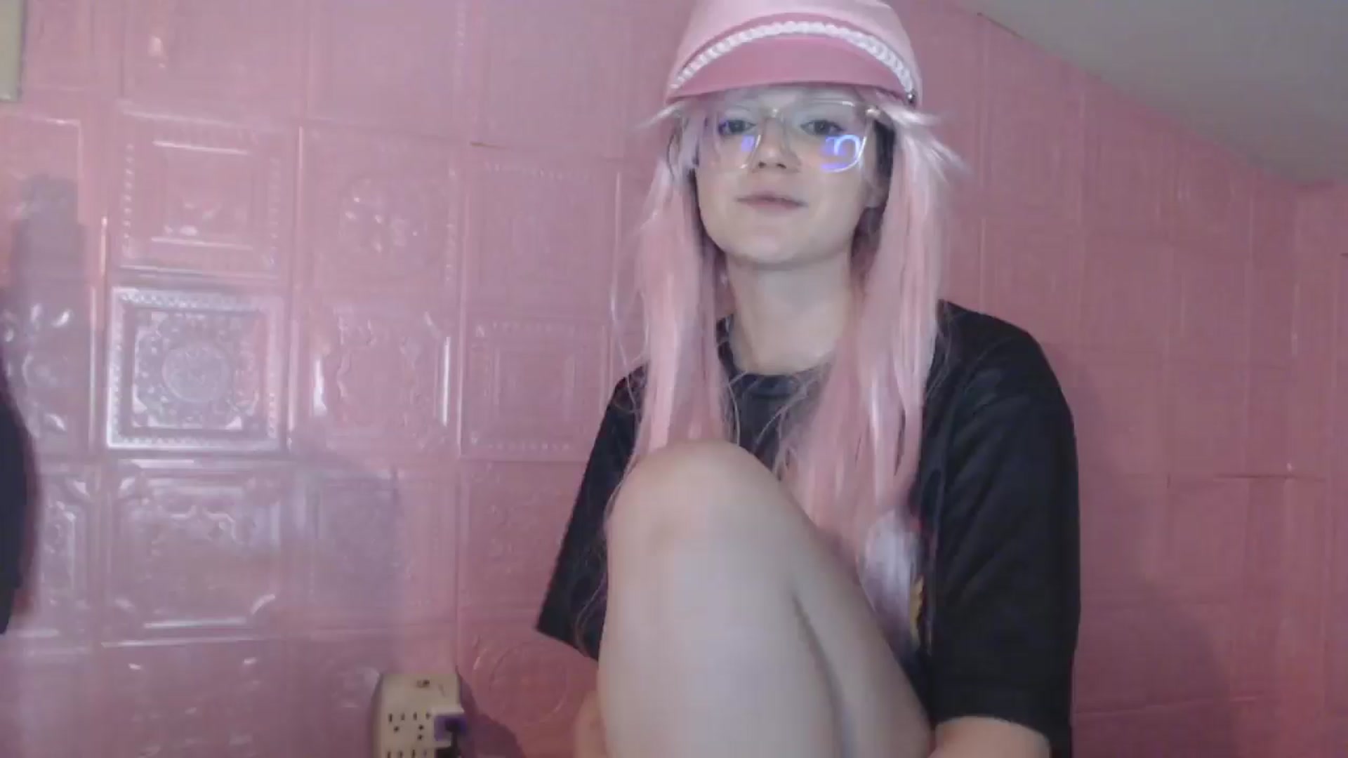 Gallery image thumbnail from Gl0wEffUrself's myfreecams stream on, 06/17/2025, 08:10 image 17 of 20