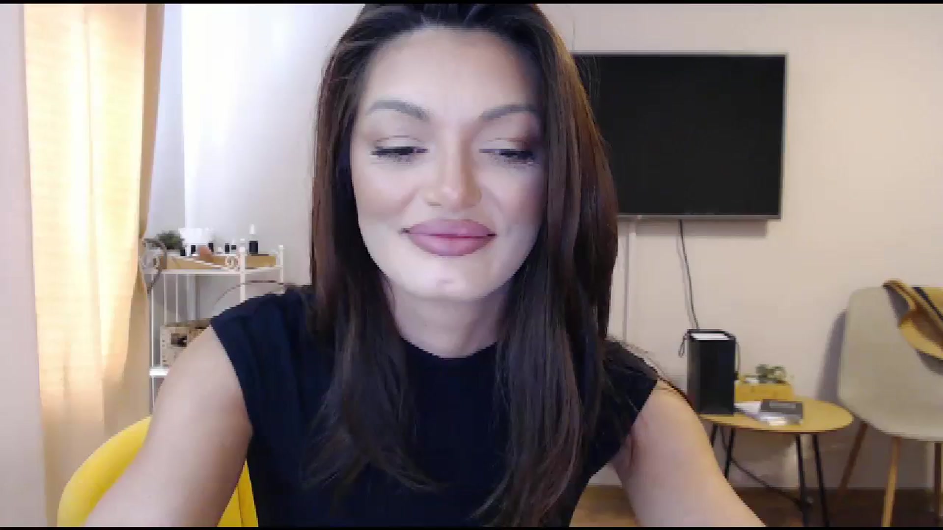 Gallery image thumbnail from Glamourbbe's myfreecams stream on, 10/04/2023, 08:06 image 11 of 20