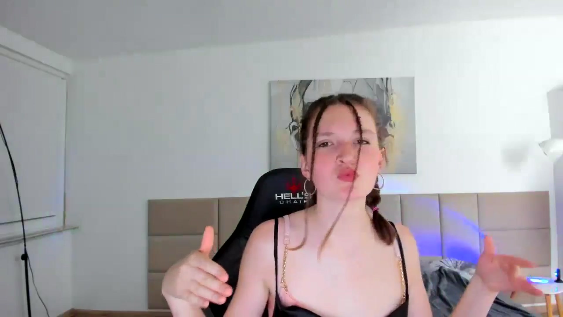 Gallery image thumbnail from GlitterGold's myfreecams stream on, 08/11/2024, 21:47 image 19 of 20