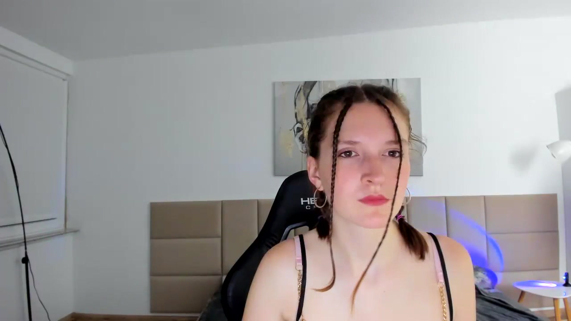Gallery image thumbnail from GlitterGold's myfreecams stream on, 08/11/2024, 22:18 image 10 of 20