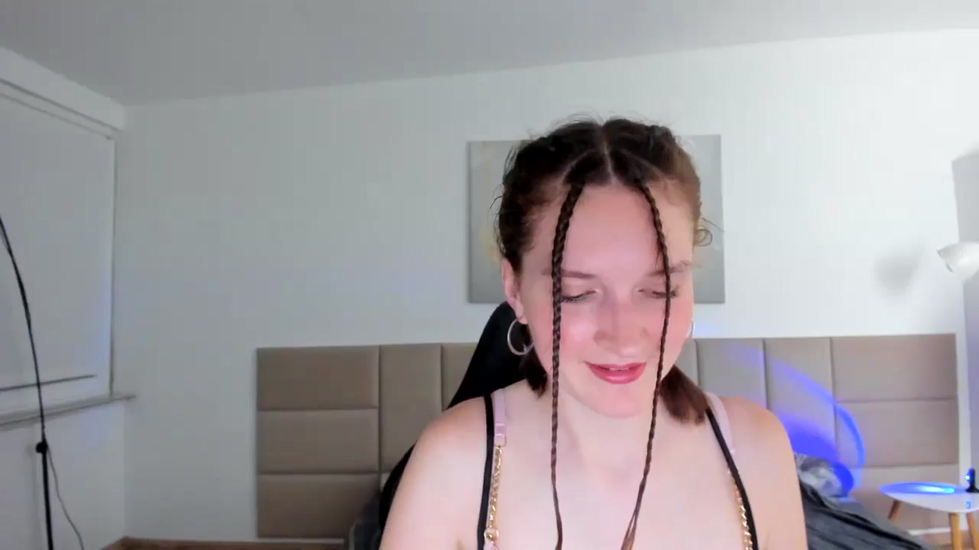 Gallery image thumbnail from GlitterGold's myfreecams stream on, 08/11/2024, 22:45 image 11 of 20