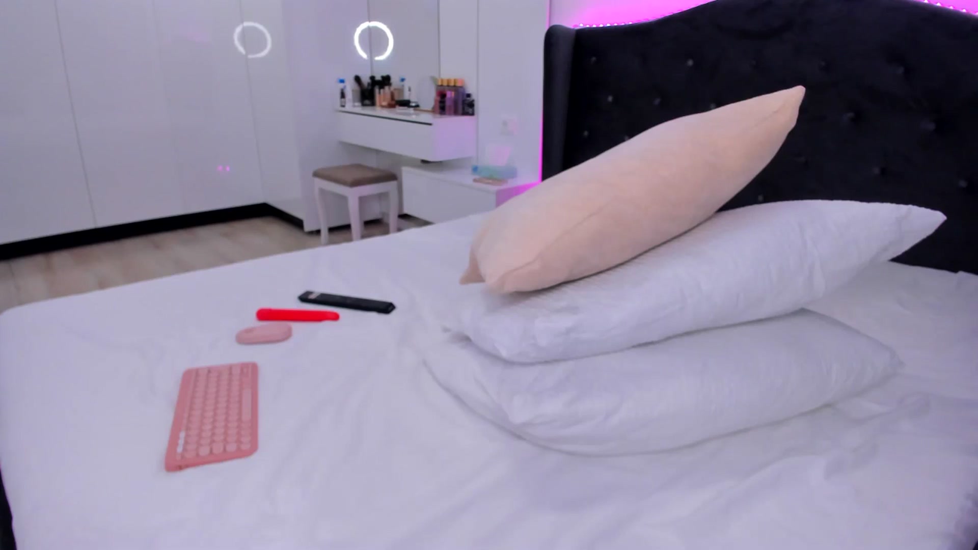 Gallery image thumbnail from Glossy_'s myfreecams stream on, 03/06/2025, 23:04 image 1 of 20