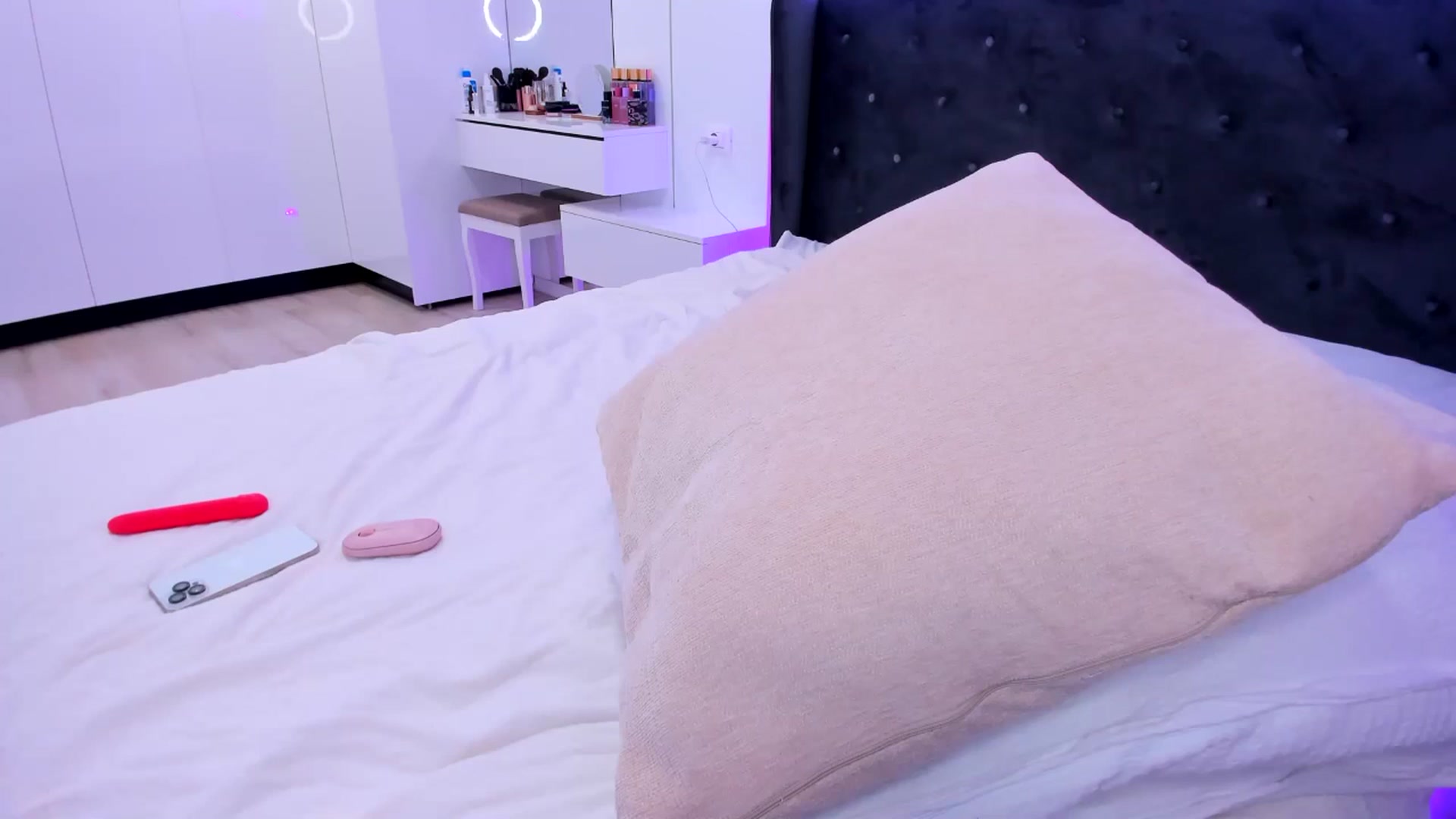 Gallery image thumbnail from Glossy_'s myfreecams stream on, 03/11/2025, 21:22 image 10 of 20
