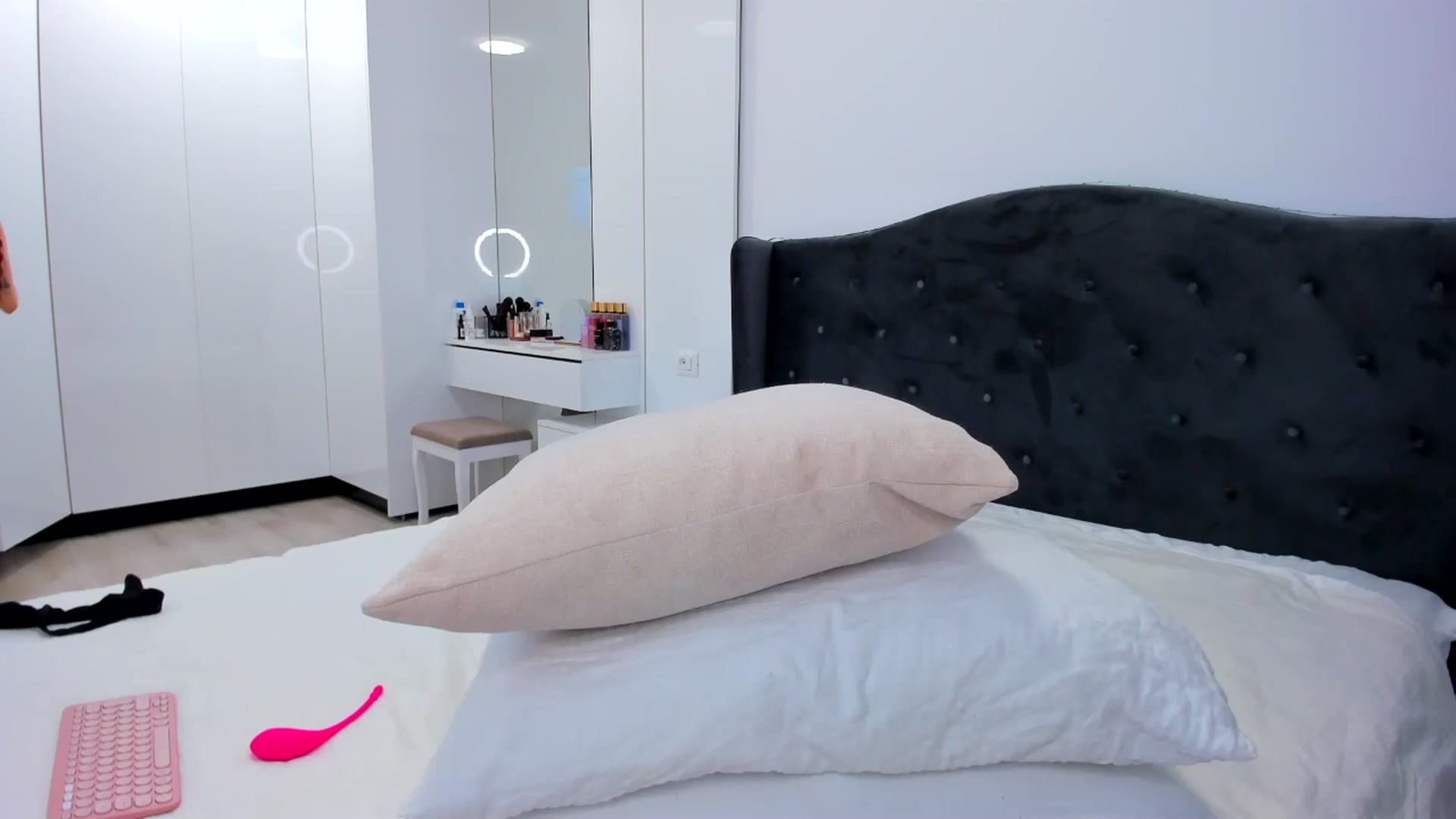 Gallery image thumbnail from Glossy_'s myfreecams stream on, 03/14/2025, 21:35 image 2 of 20