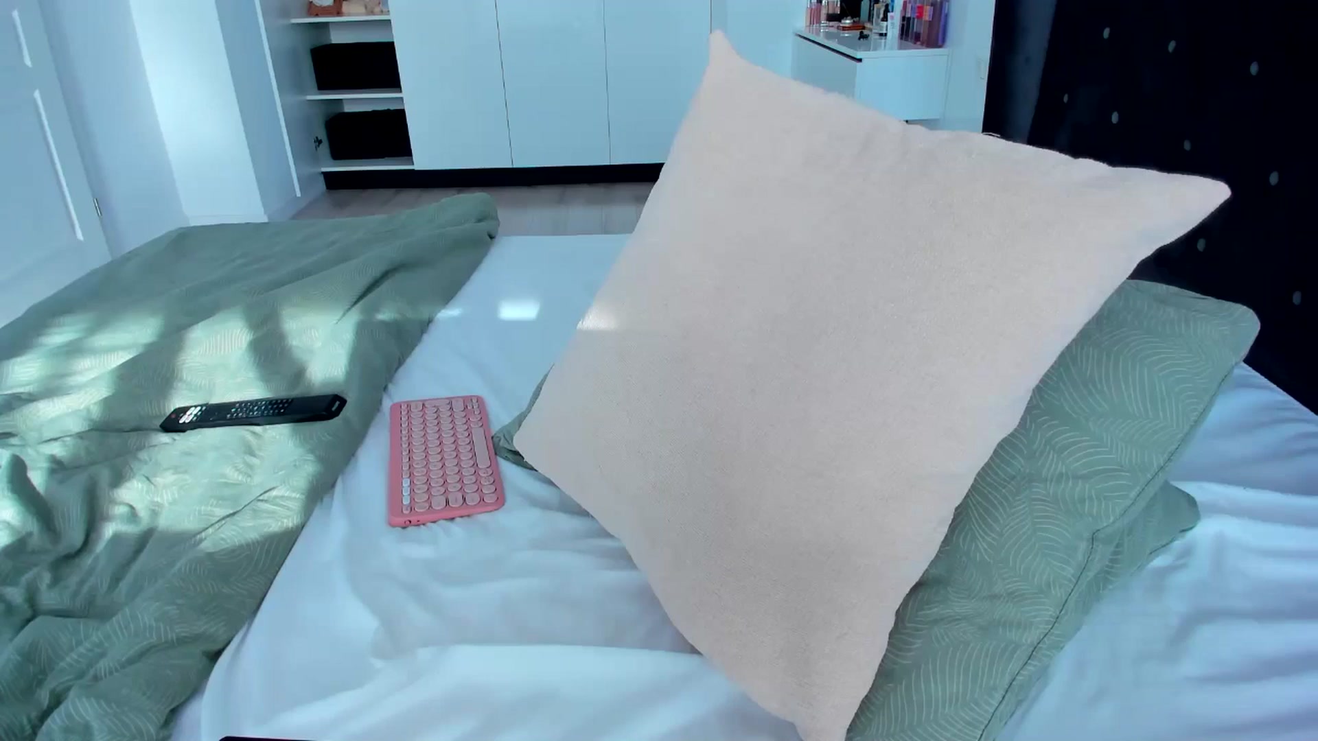 Gallery image thumbnail from Glossy_'s myfreecams stream on, 04/10/2025, 15:16 image 7 of 20