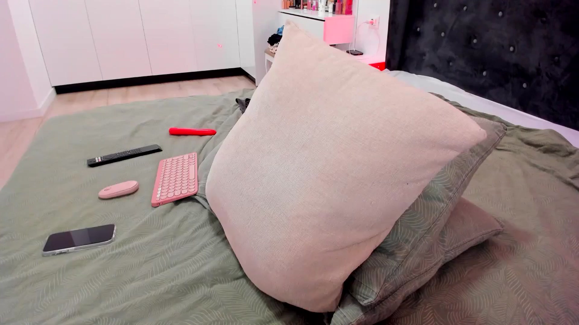 Gallery image thumbnail from Glossy_'s myfreecams stream on, 05/11/2025, 21:11 image 2 of 20
