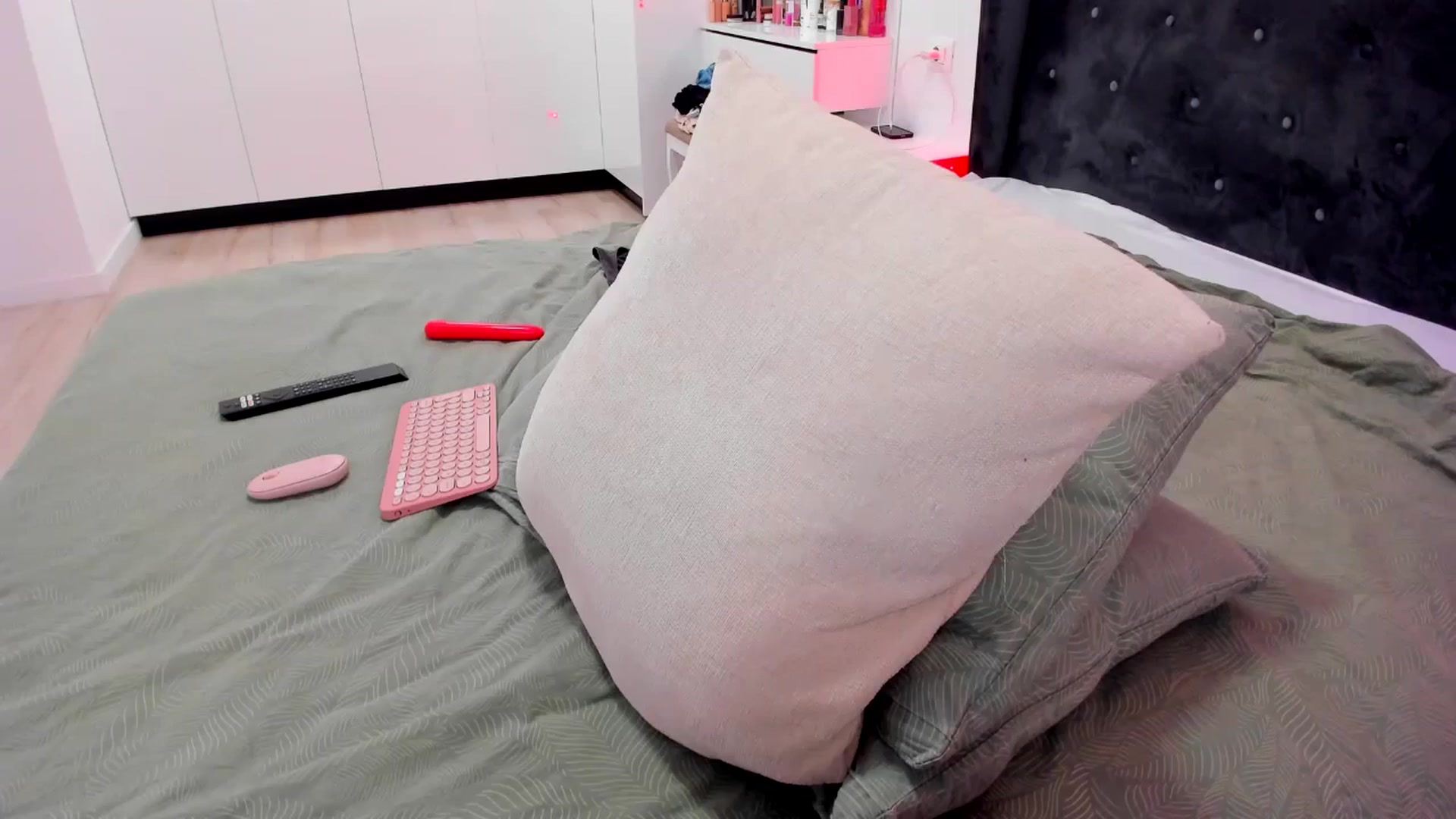 Gallery image thumbnail from Glossy_'s myfreecams stream on, 05/11/2025, 21:11 image 7 of 20