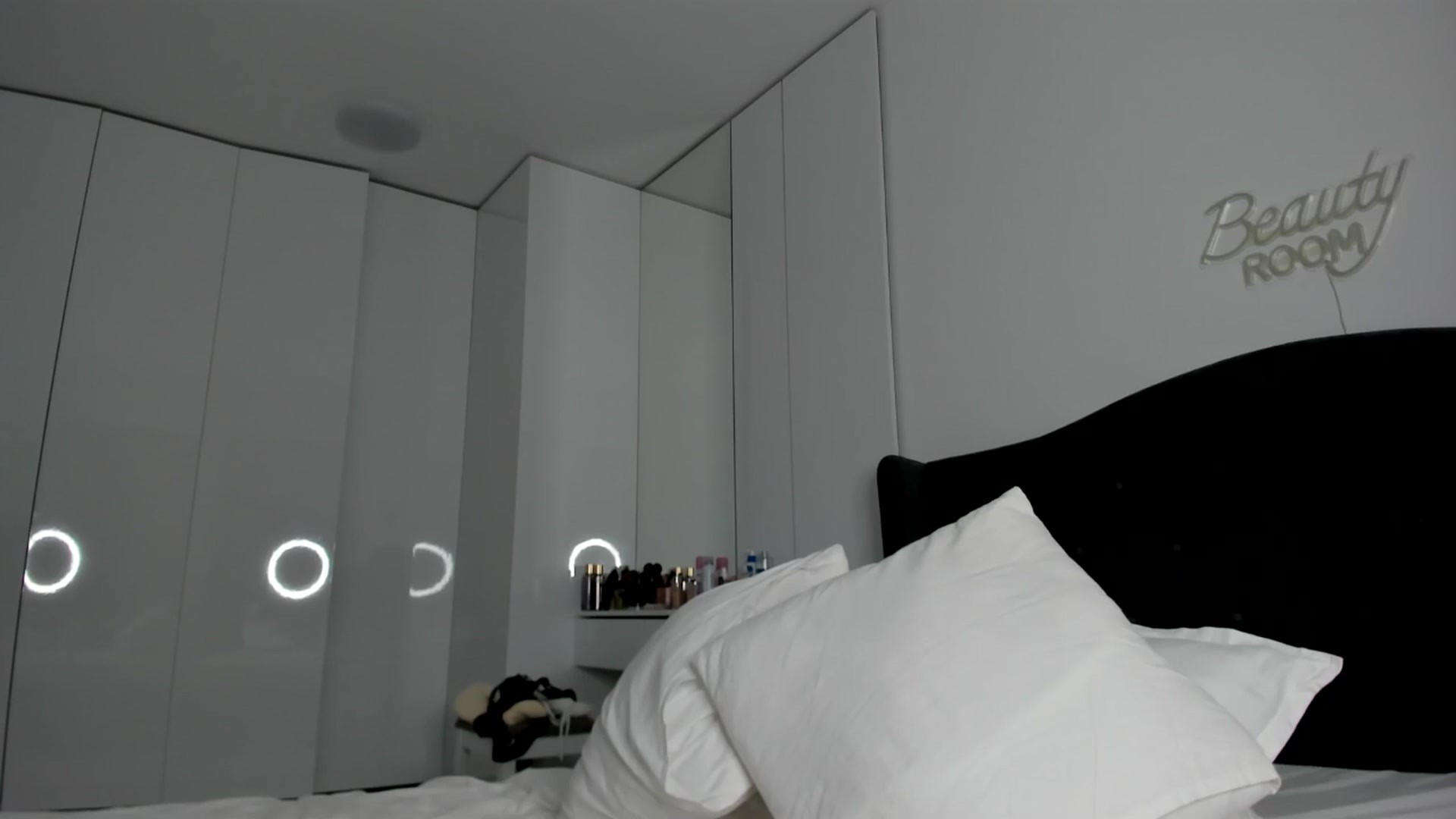 Gallery image thumbnail from Glossy_'s myfreecams stream on, 11/17/2025, 24:23 image 4 of 20