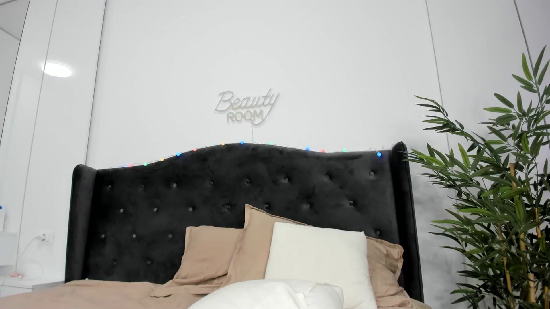 Gallery image thumbnail from Glossy_'s myfreecams stream on, 11/24/2025, 20:08 image 2 of 20