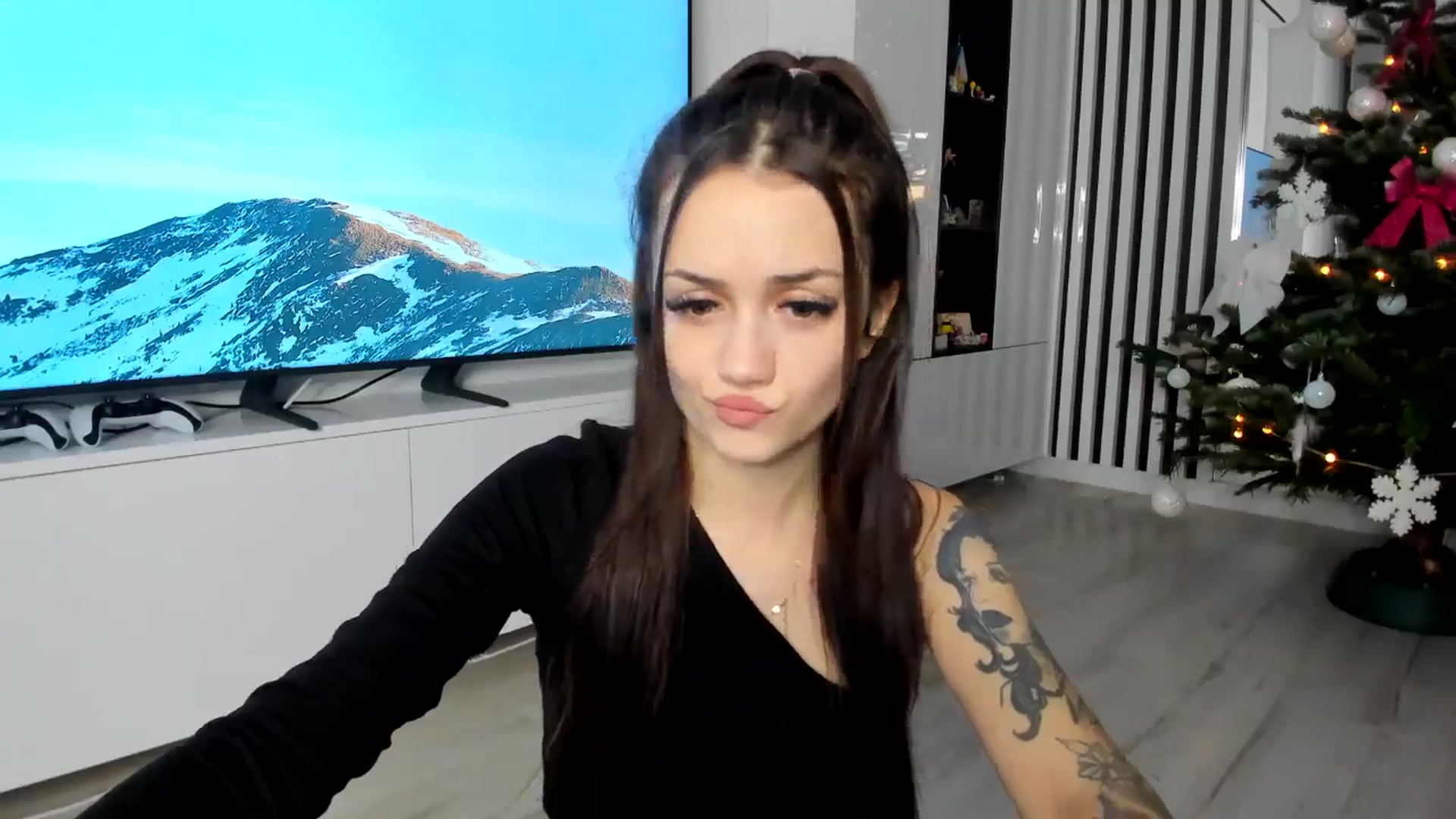 Gallery image thumbnail from Glossy_'s myfreecams stream on, 12/04/2025, 14:52 image 9 of 20