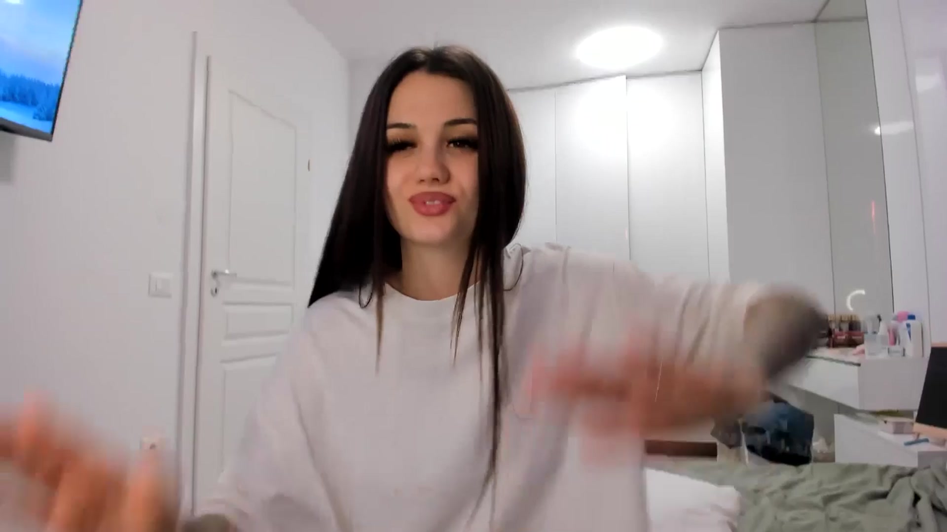 Gallery image thumbnail from Glossy_'s myfreecams stream on, 12/13/2025, 18:45 image 18 of 20