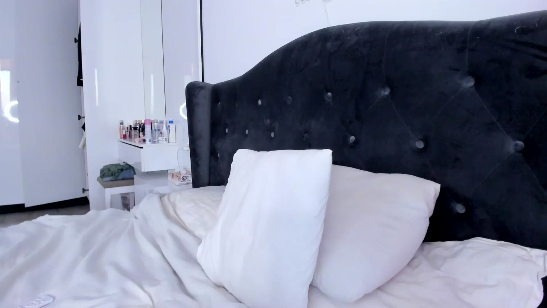 Gallery image thumbnail from Glossy_'s myfreecams stream on, 12/16/2025, 14:29 image 9 of 20
