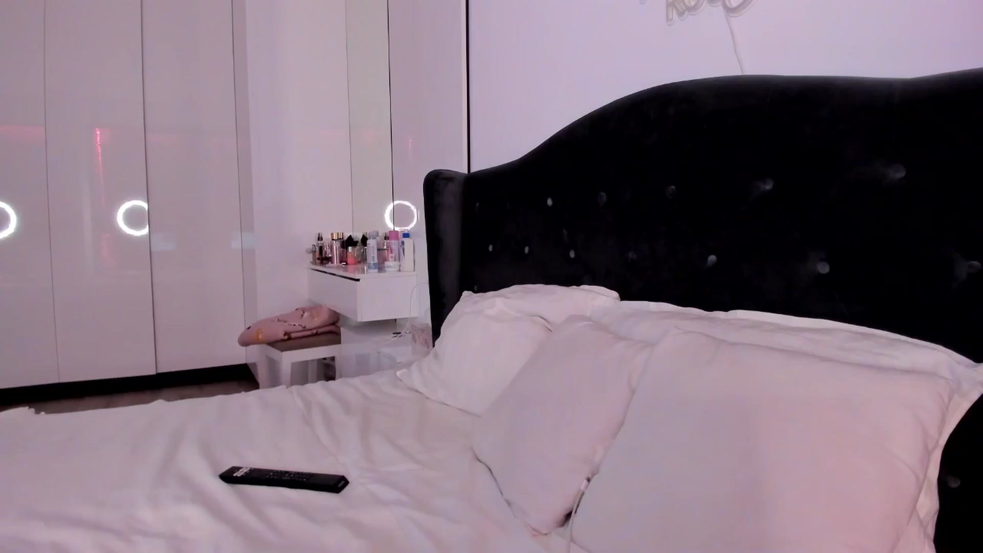 Gallery image thumbnail from Glossy_'s myfreecams stream on, 12/22/2025, 19:56 image 14 of 20